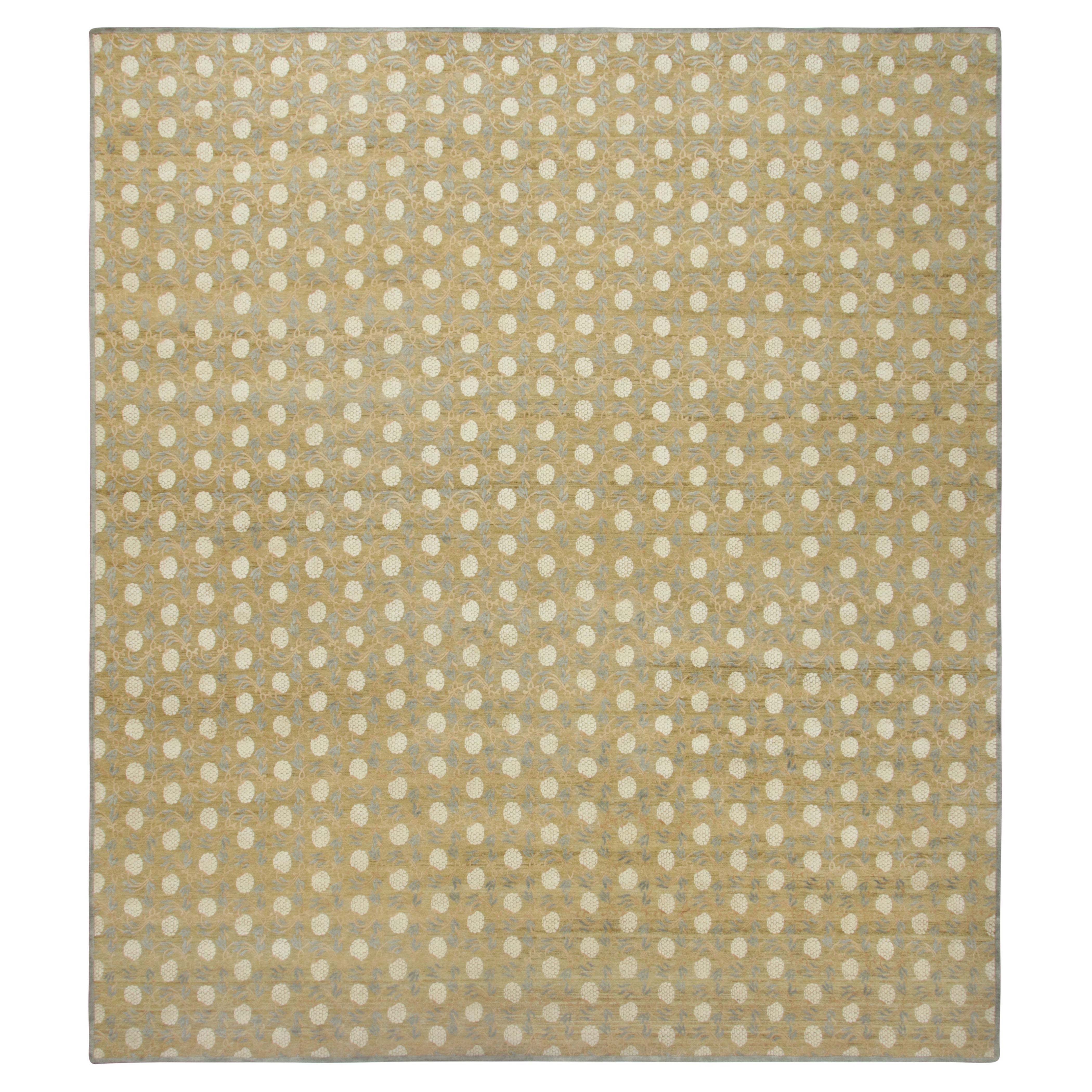 Rug & Kilim's Oversized Block Print Rug in Gold with Cream Floral Patterns (tapis surdimensionné à motifs floraux)