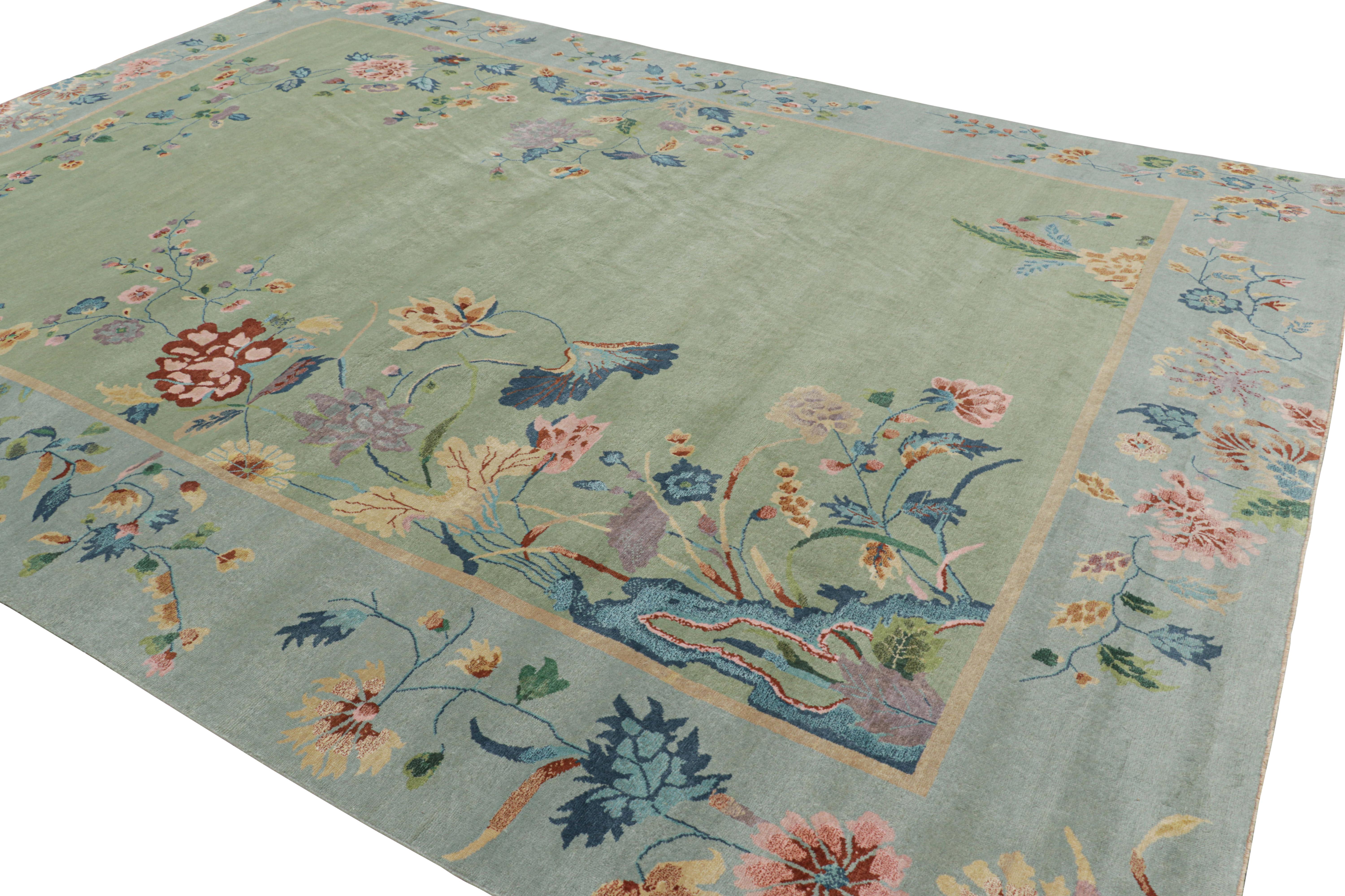 Noué à la main Rug & Kilim's Oversized Chinese Art Deco Style Floral Rug in Green and Blue (tapis chinois surdimensionné de style Art déco en vert et bleu) en vente