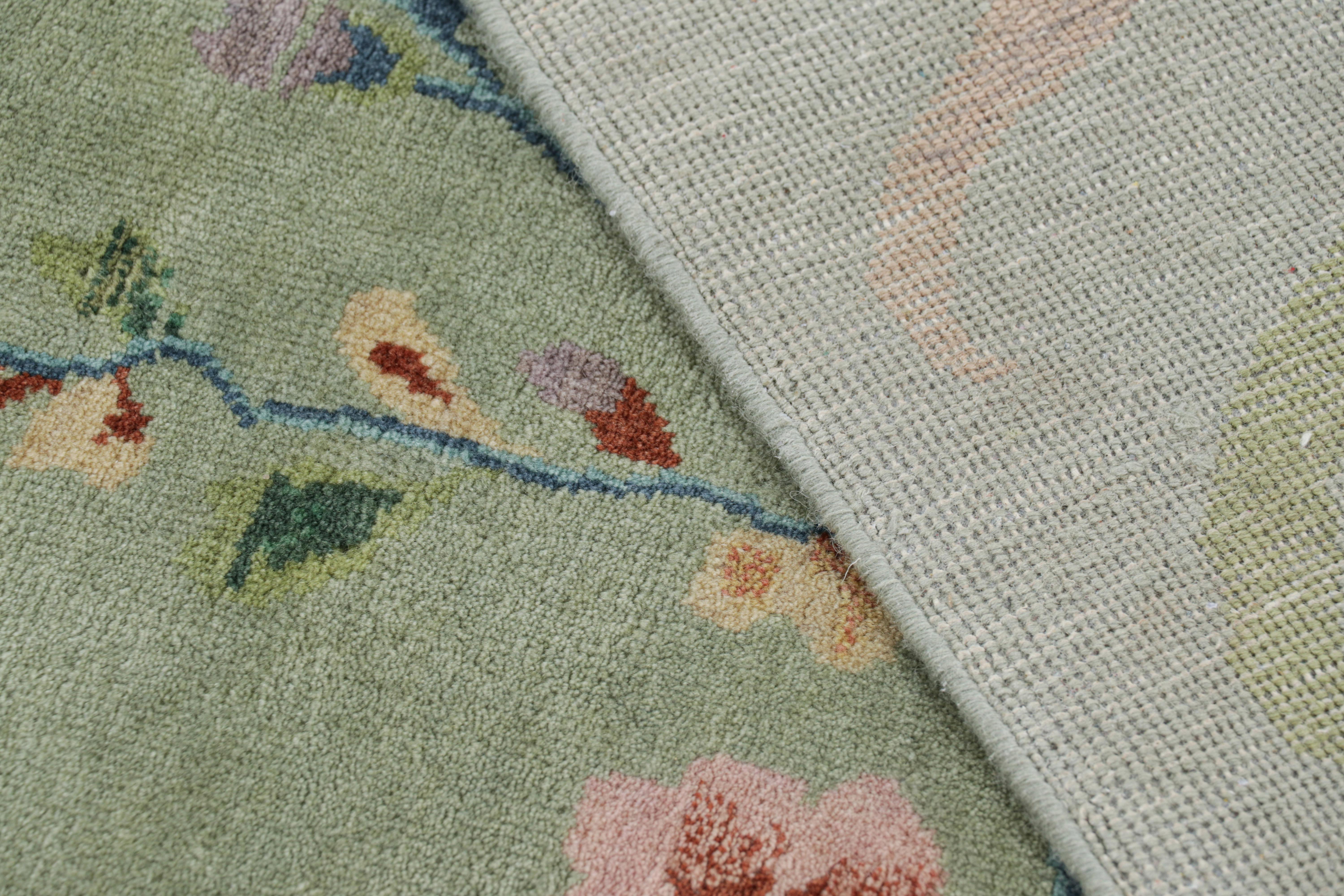 Laine Rug & Kilim's Oversized Chinese Art Deco Style Floral Rug in Green and Blue (tapis chinois surdimensionné de style Art déco en vert et bleu) en vente