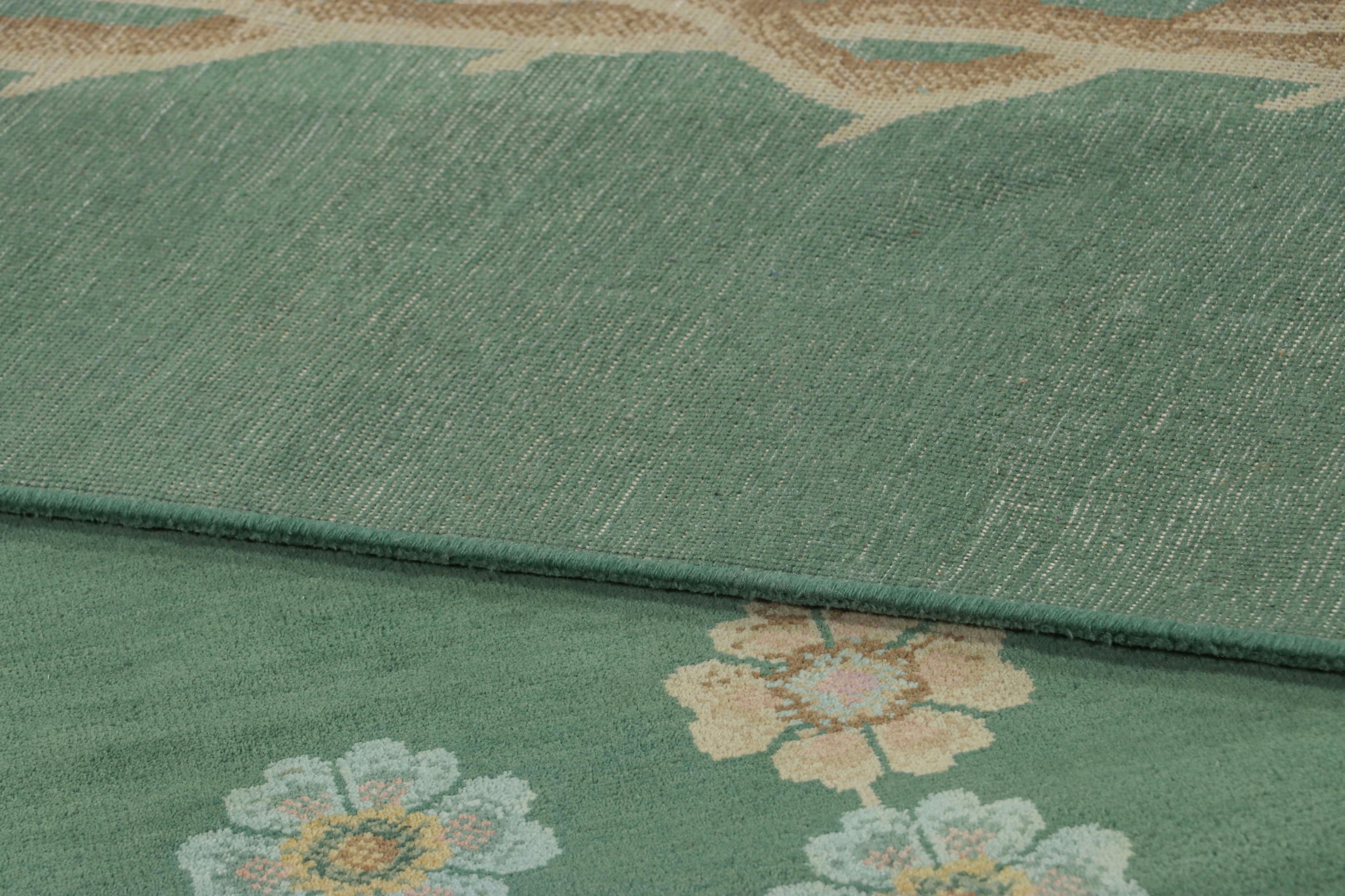 XXI secolo e contemporaneo Rug & Kilim è un tappeto cinese sovradimensionato in stile Art Deco di colore verde con motivi floreali in vendita