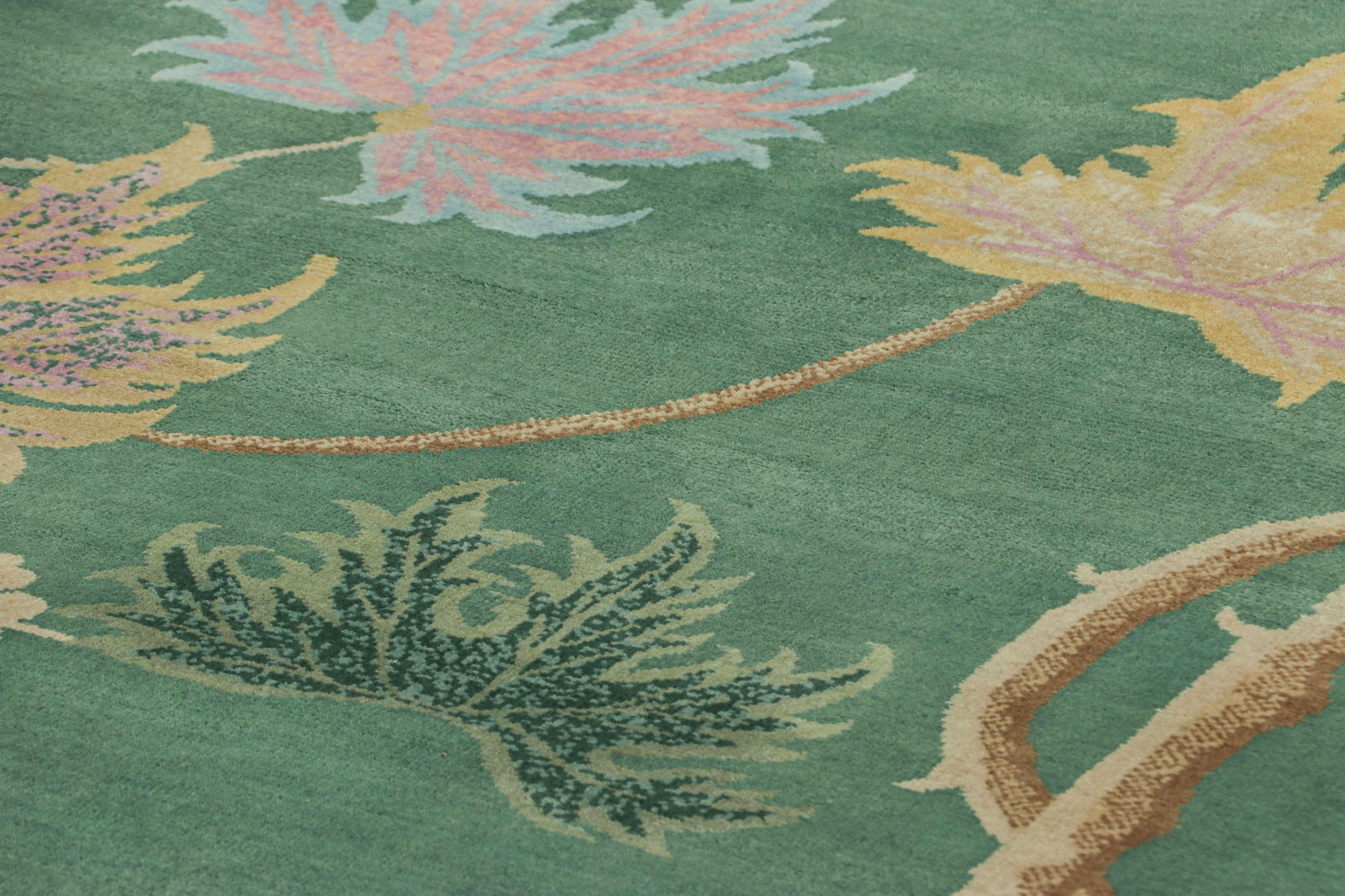 Realizzato in lana annodata a mano, questo tappeto contemporaneo oversize 12x18 rappresenta la collezione di tappeti Art Deco cinesi di Rug & Kilim, ispirata ai pezzi d'epoca in stile Chinoiserie degli anni '20 dalla sensibilità più elegante. 

Sul