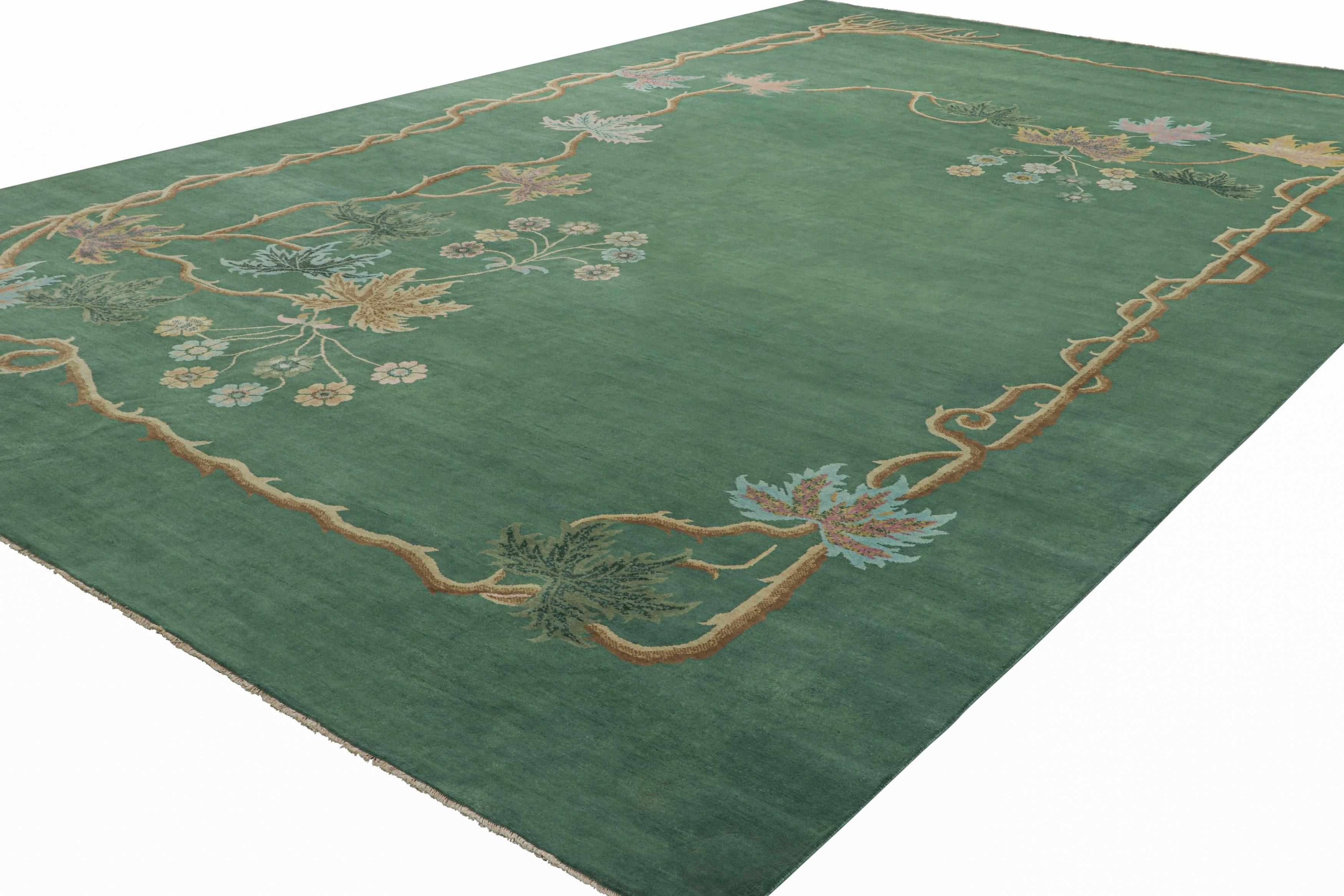 Indiano Rug & Kilim è un tappeto cinese sovradimensionato in stile Art Deco di colore verde con motivi floreali in vendita