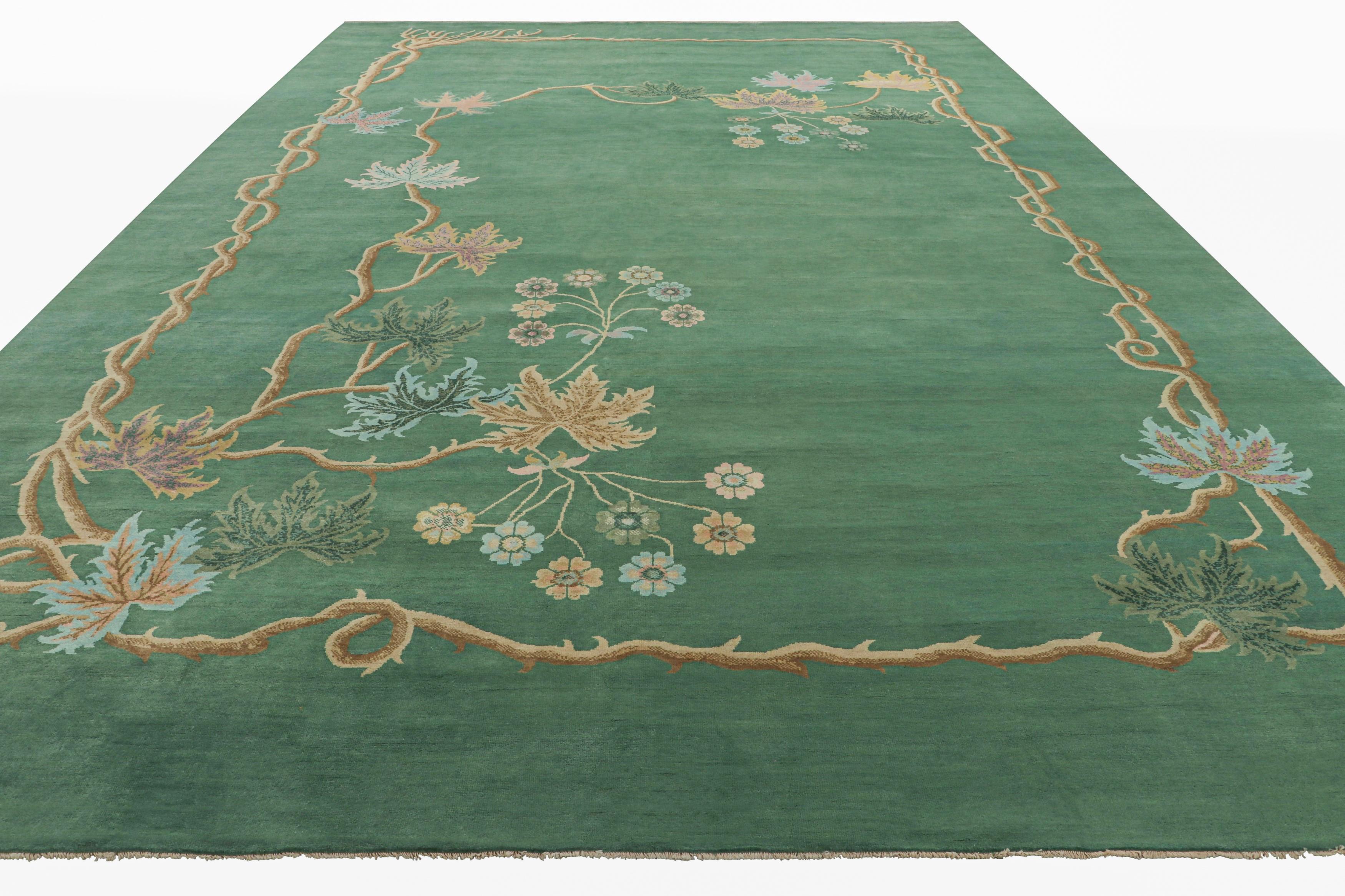 Tessuto a mano Rug & Kilim è un tappeto cinese sovradimensionato in stile Art Deco di colore verde con motivi floreali in vendita