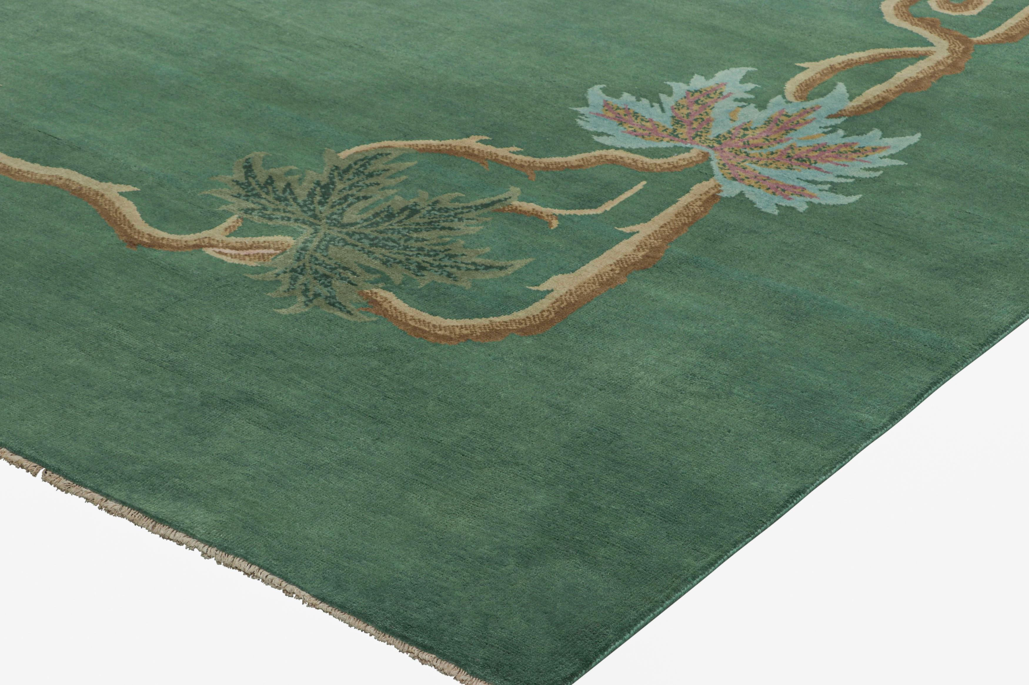 Rug & Kilim è un tappeto cinese sovradimensionato in stile Art Deco di colore verde con motivi floreali In condizioni Nuovo in vendita a Long Island City, NY