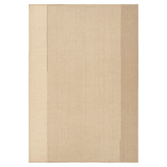 Rug & Kilim è un kilim contemporaneo sovradimensionato a strisce marroni e beige.