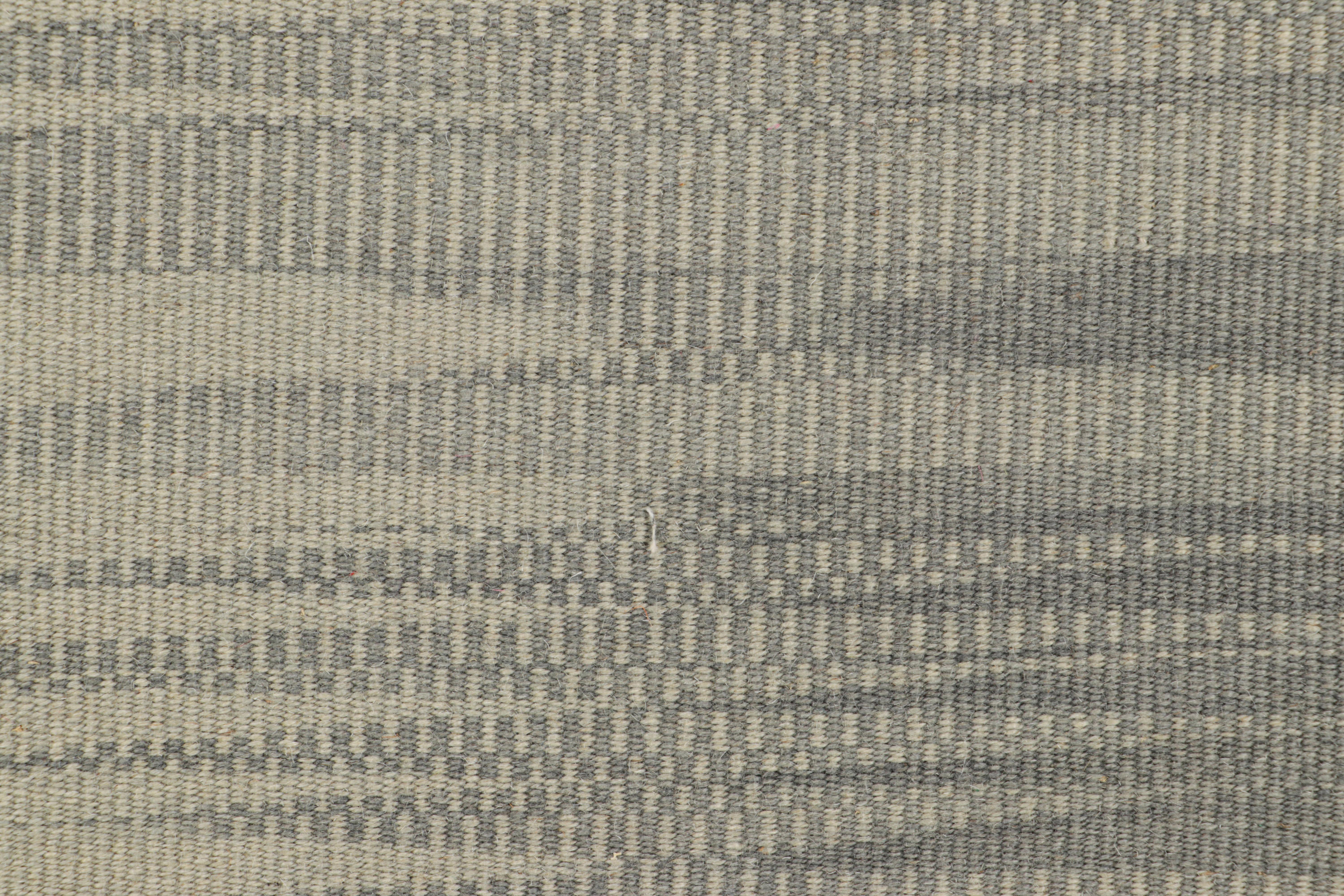 Moderno Rug & Kilim: Kilim contemporaneo oversize in grigio con motivi geometrici in vendita