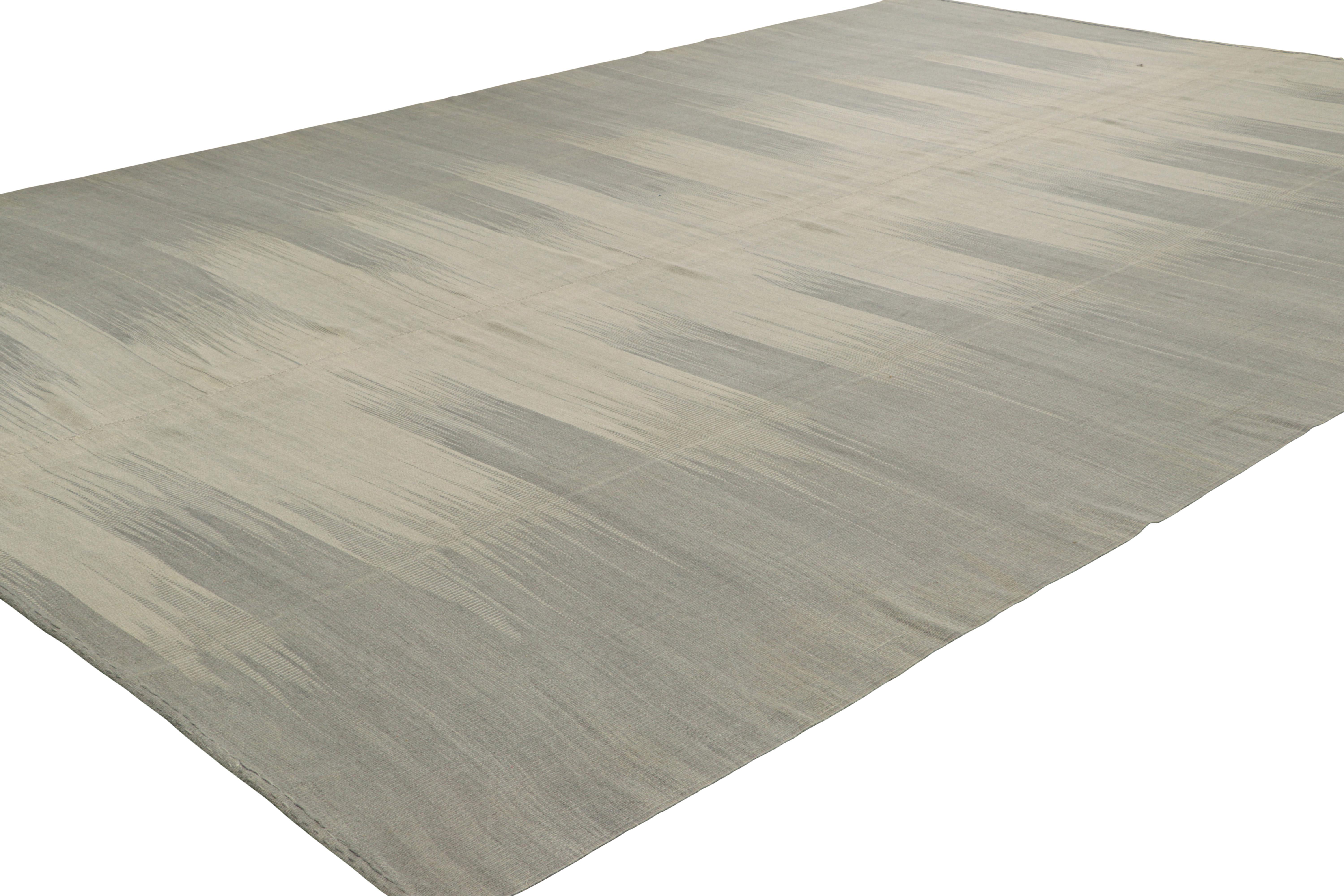Turco Rug & Kilim: Kilim contemporaneo oversize in grigio con motivi geometrici in vendita
