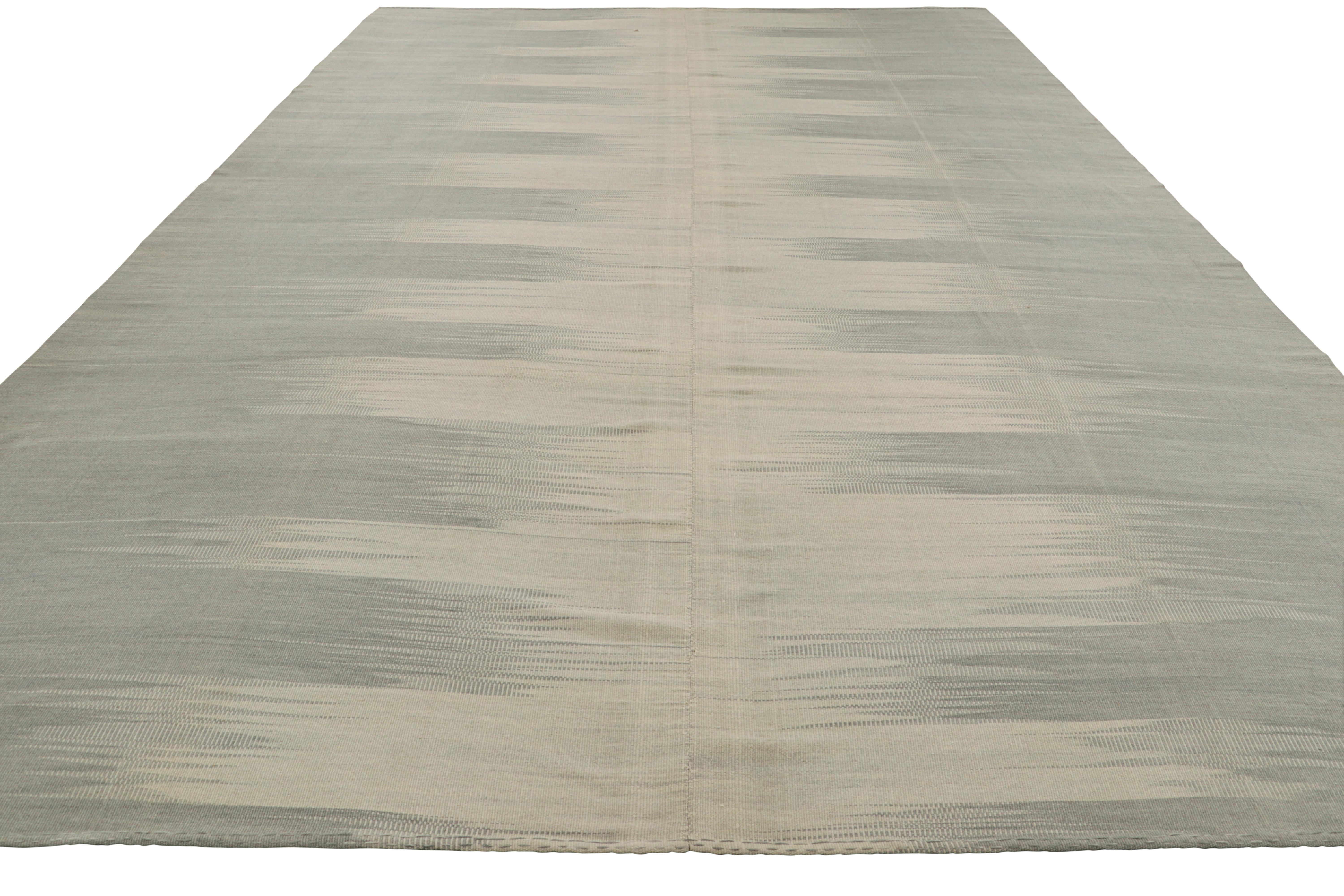 Tessuto a mano Rug & Kilim: Kilim contemporaneo oversize in grigio con motivi geometrici in vendita