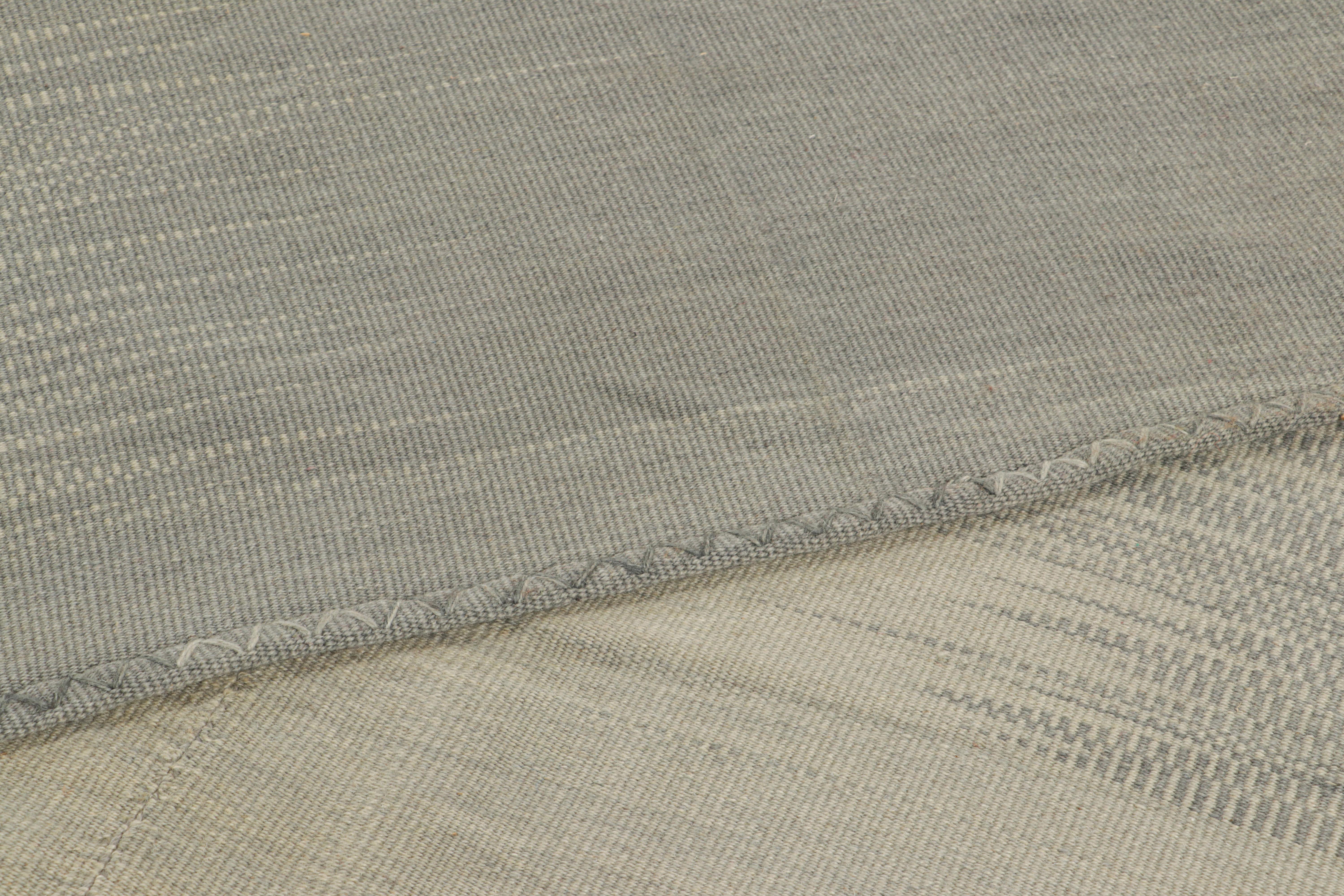 XXI secolo e contemporaneo Rug & Kilim: Kilim contemporaneo oversize in grigio con motivi geometrici in vendita
