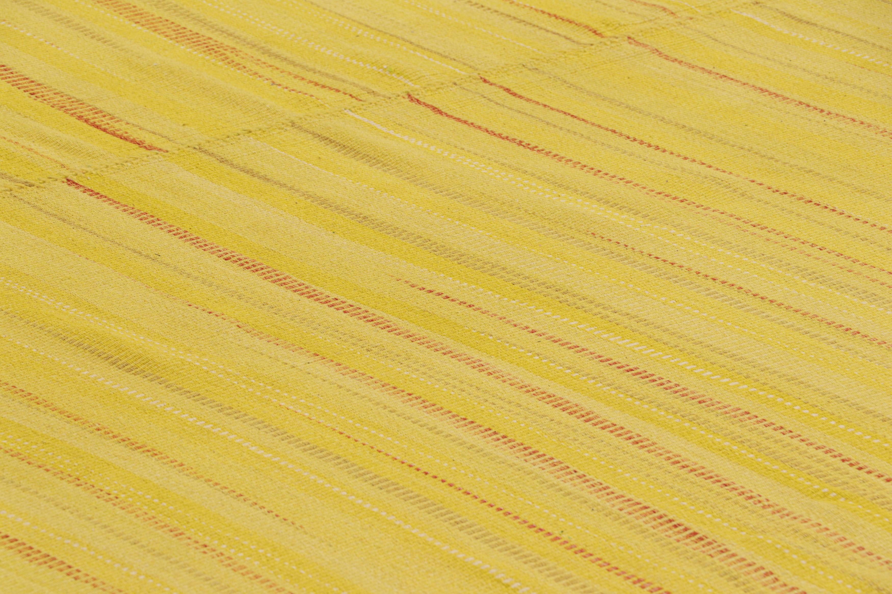 Tessuto a mano in lana, questo kilim 11x16 fa parte di una nuova collezione contemporanea a trama piatta di Rug & Kilim.

Sul design:

Questa rivisitazione moderna della classica tessitura a pannelli presenta un favoloso e unico gioco di tonalità