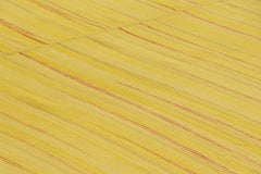 Rug & Kilim è un kilim contemporaneo sovradimensionato di colore giallo con strisce