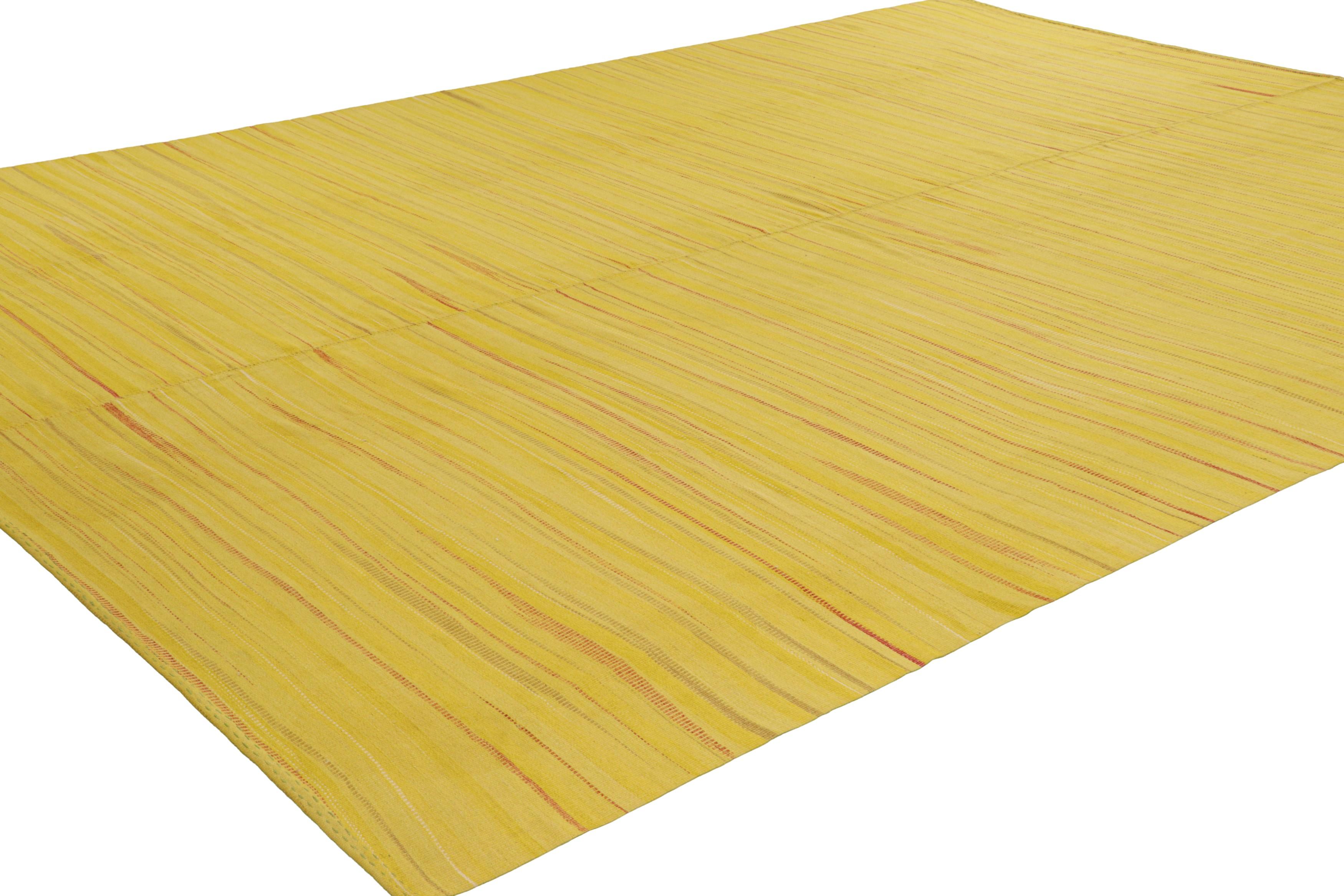 Turco Rug & Kilim è un kilim contemporaneo sovradimensionato di colore giallo con strisce in vendita