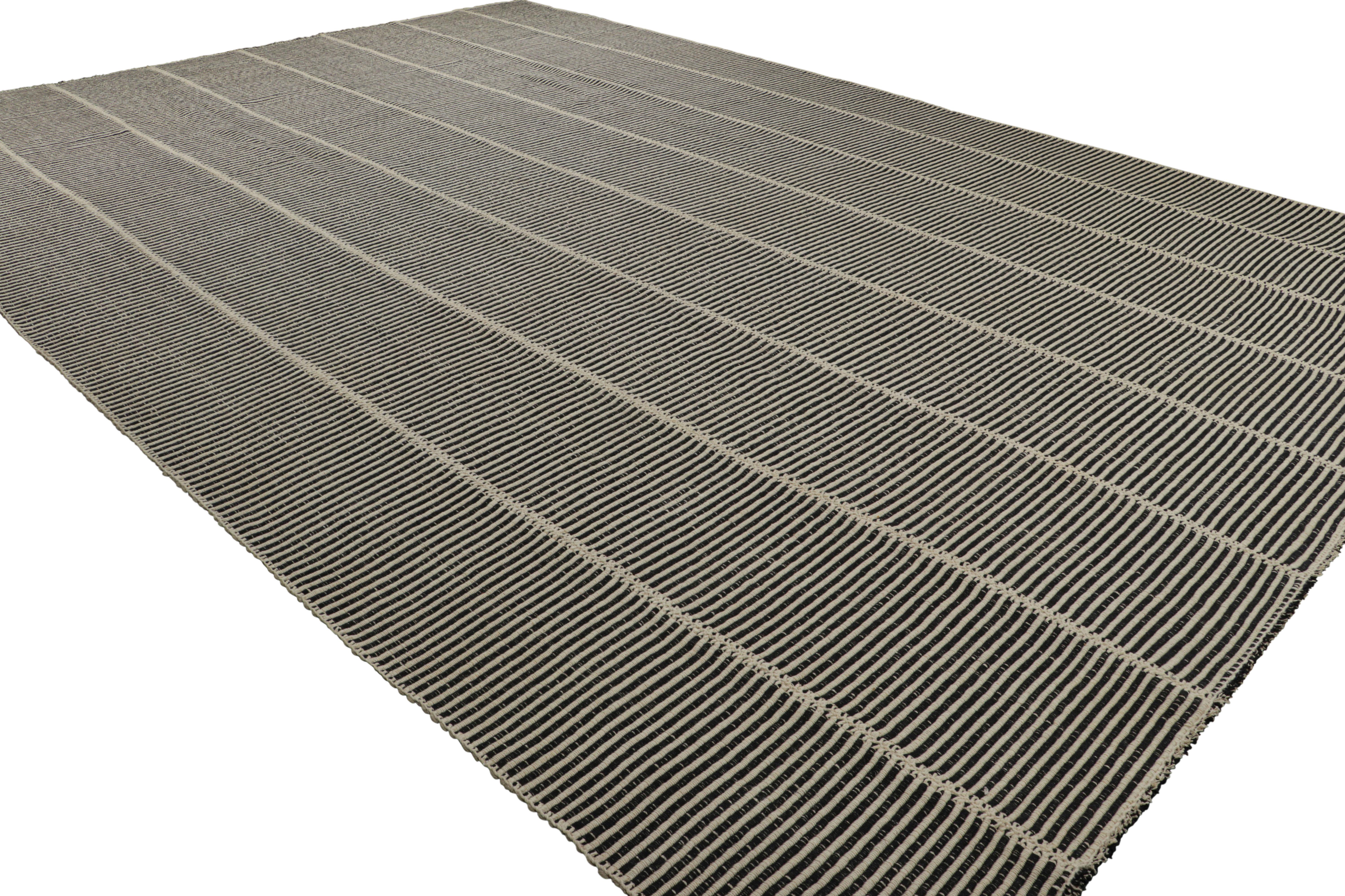  Tissé à la main en laine, ce Kilim 13x19 fait partie d'une nouvelle collection de tissage plat personnalisable de Rug & Kilim. 

Sur le Design : 

