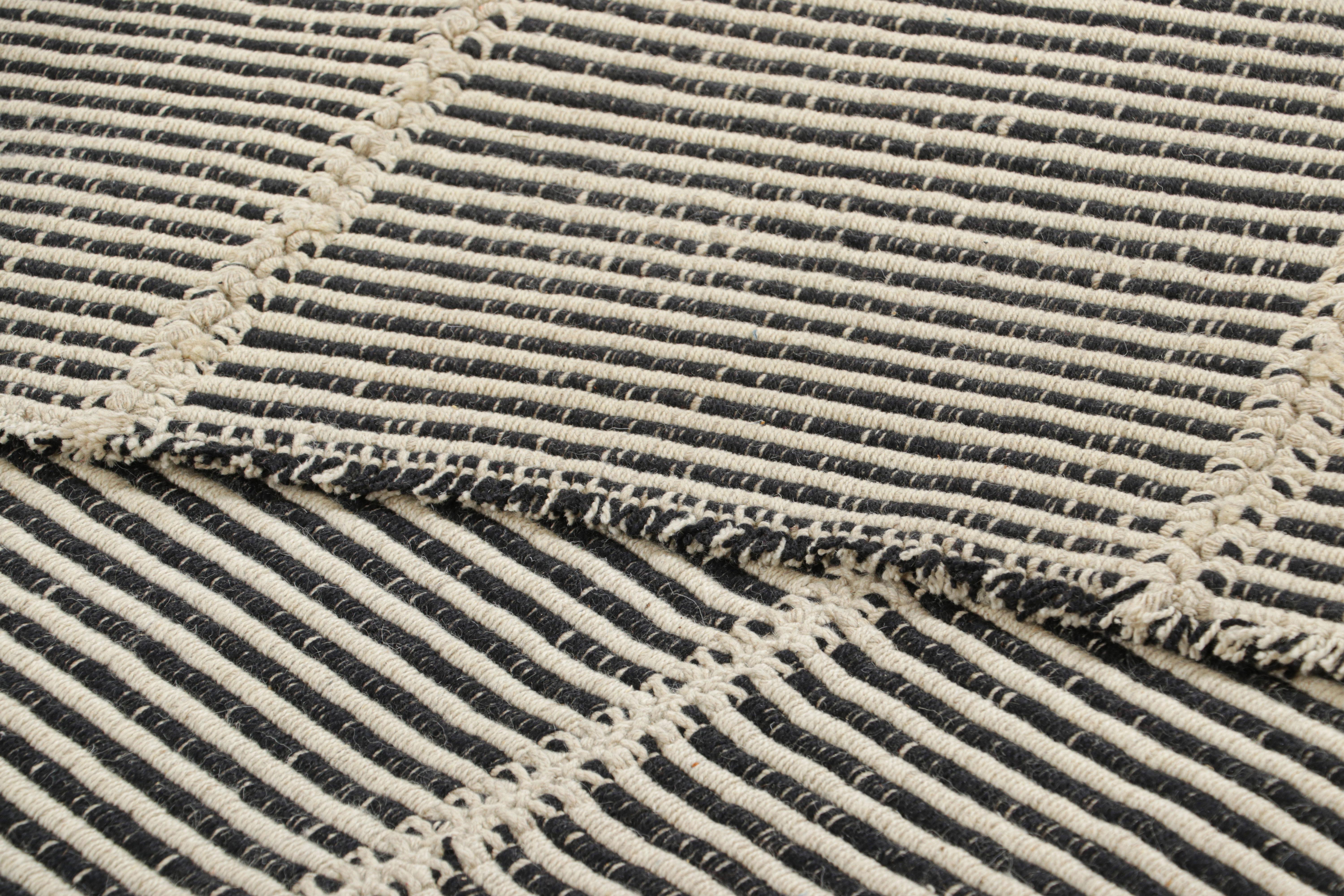 Moderne Kilim contemporain surdimensionné de Rug & Kilim avec des rayures texturées beiges et noires en vente