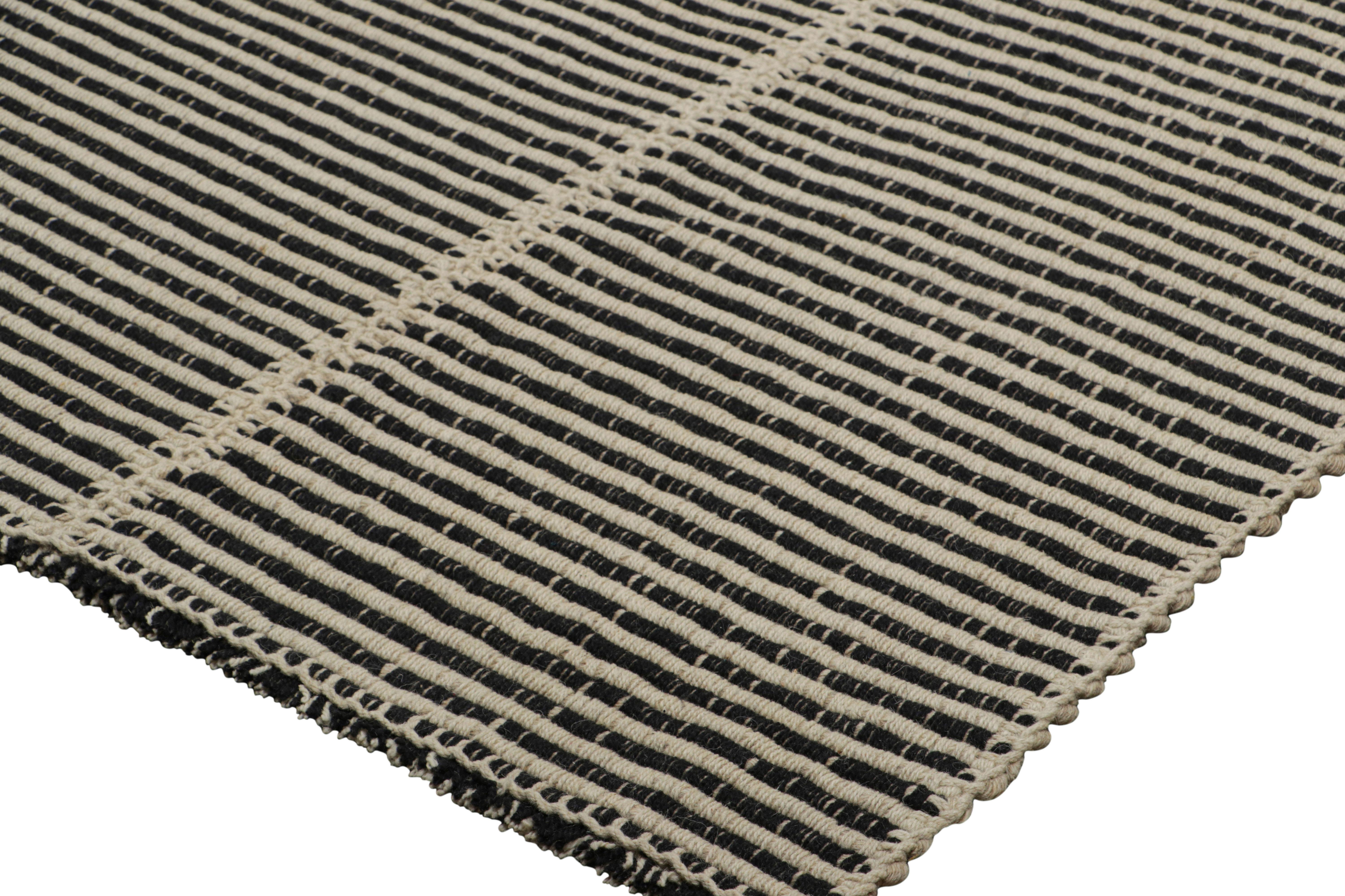 Indien Kilim contemporain surdimensionné de Rug & Kilim avec des rayures texturées beiges et noires en vente