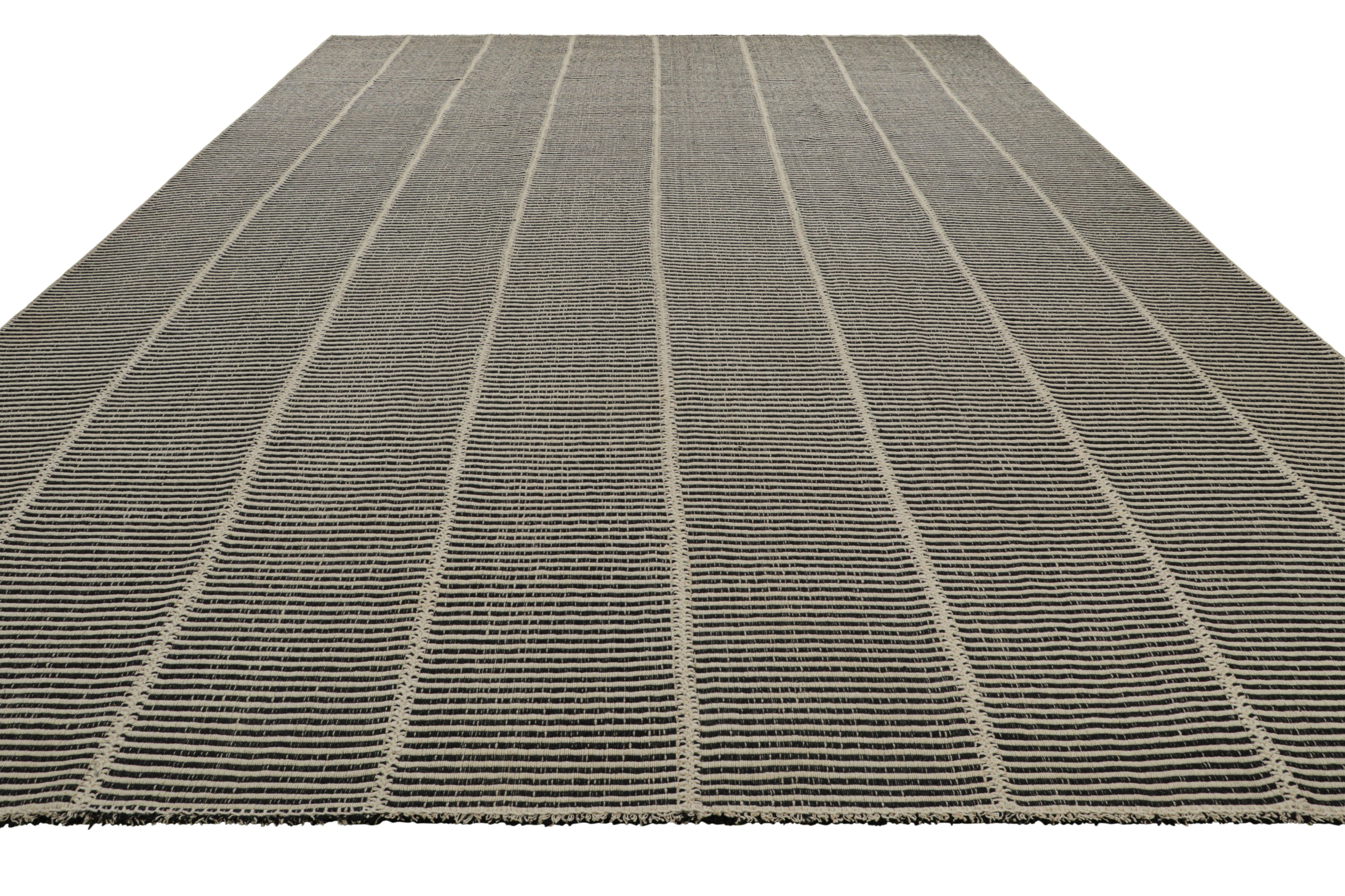 Noué à la main Kilim contemporain surdimensionné de Rug & Kilim avec des rayures texturées beiges et noires en vente