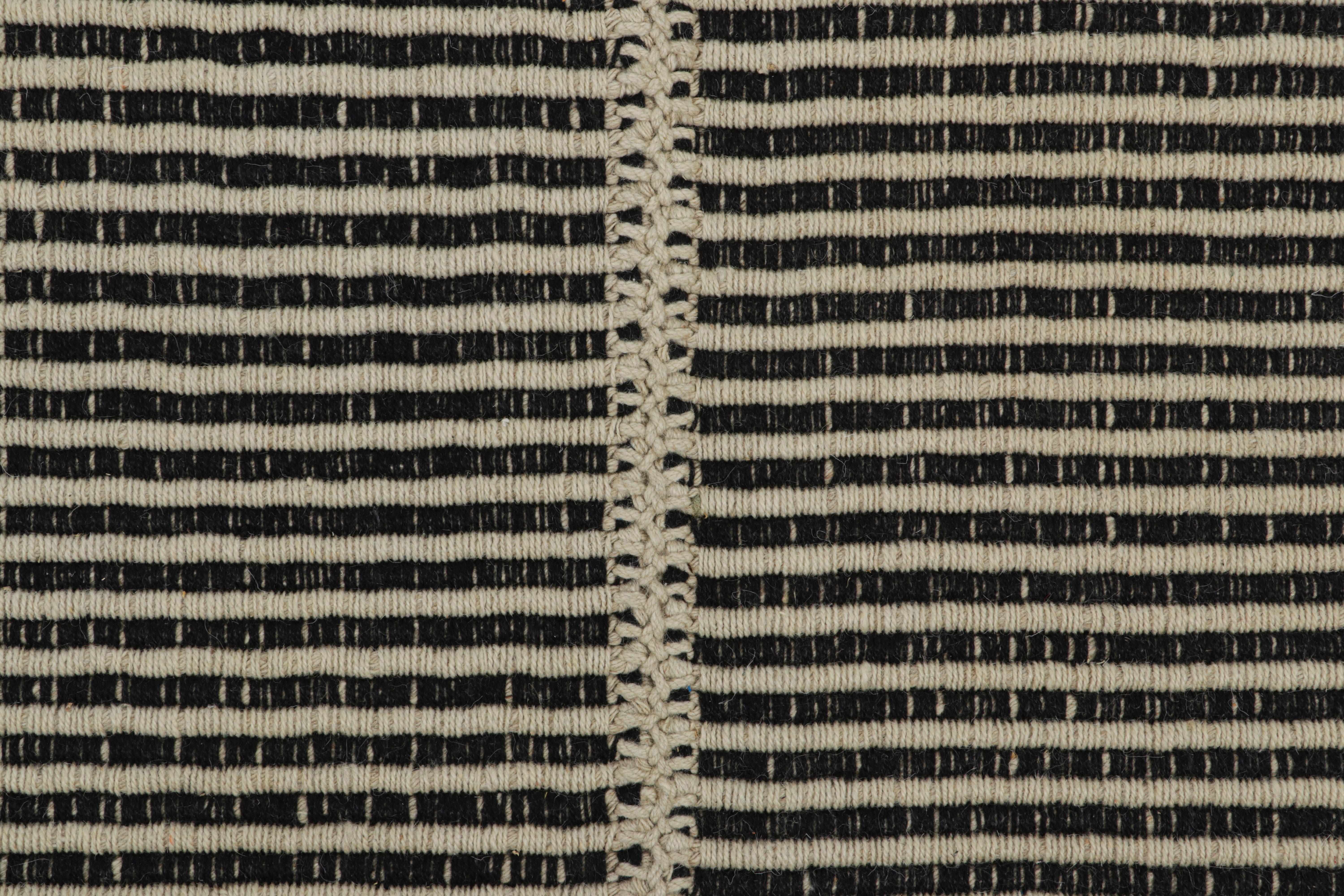 Kilim contemporain surdimensionné de Rug & Kilim avec des rayures texturées beiges et noires Neuf - En vente à Long Island City, NY