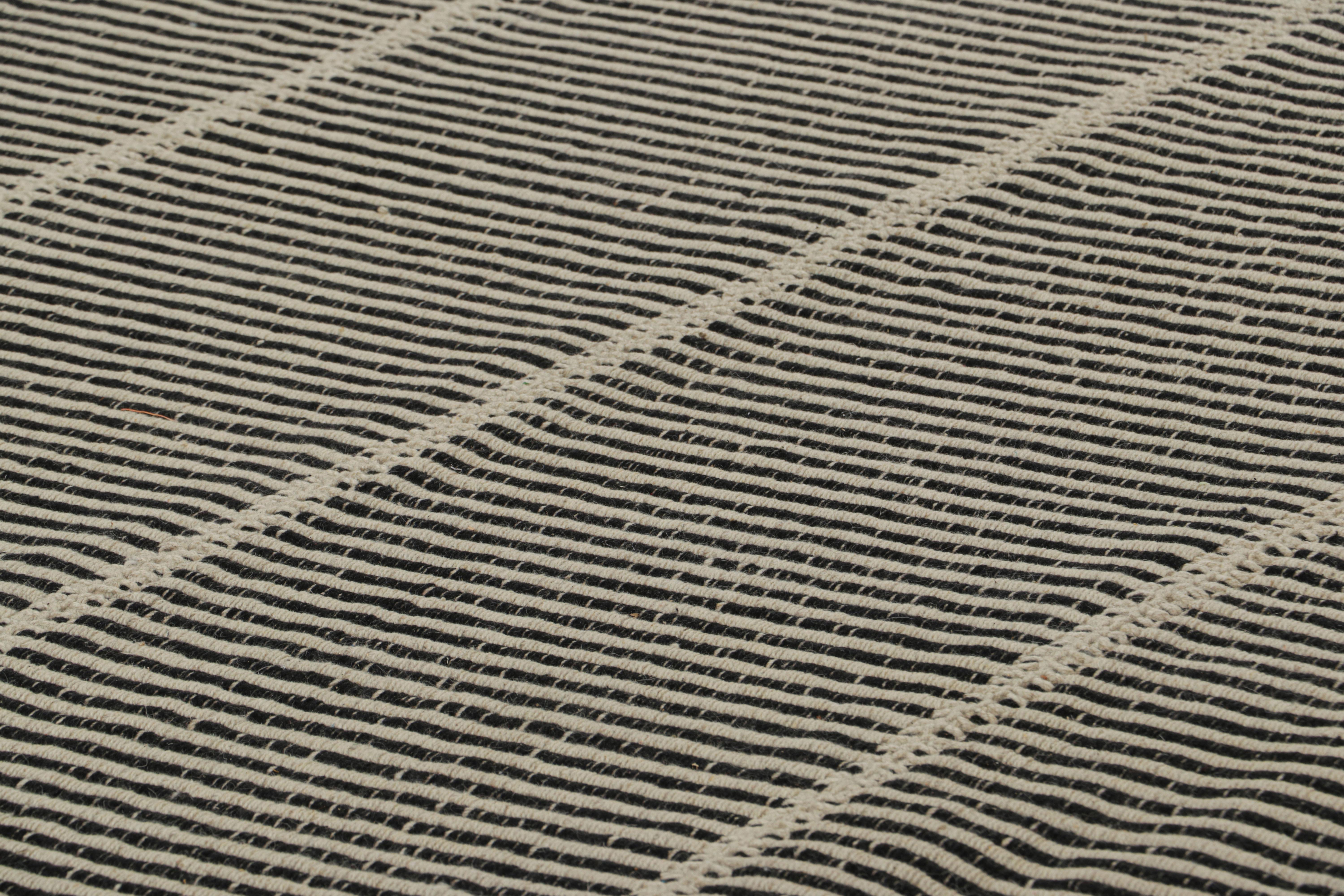 XXIe siècle et contemporain Kilim contemporain surdimensionné de Rug & Kilim avec des rayures texturées beiges et noires en vente