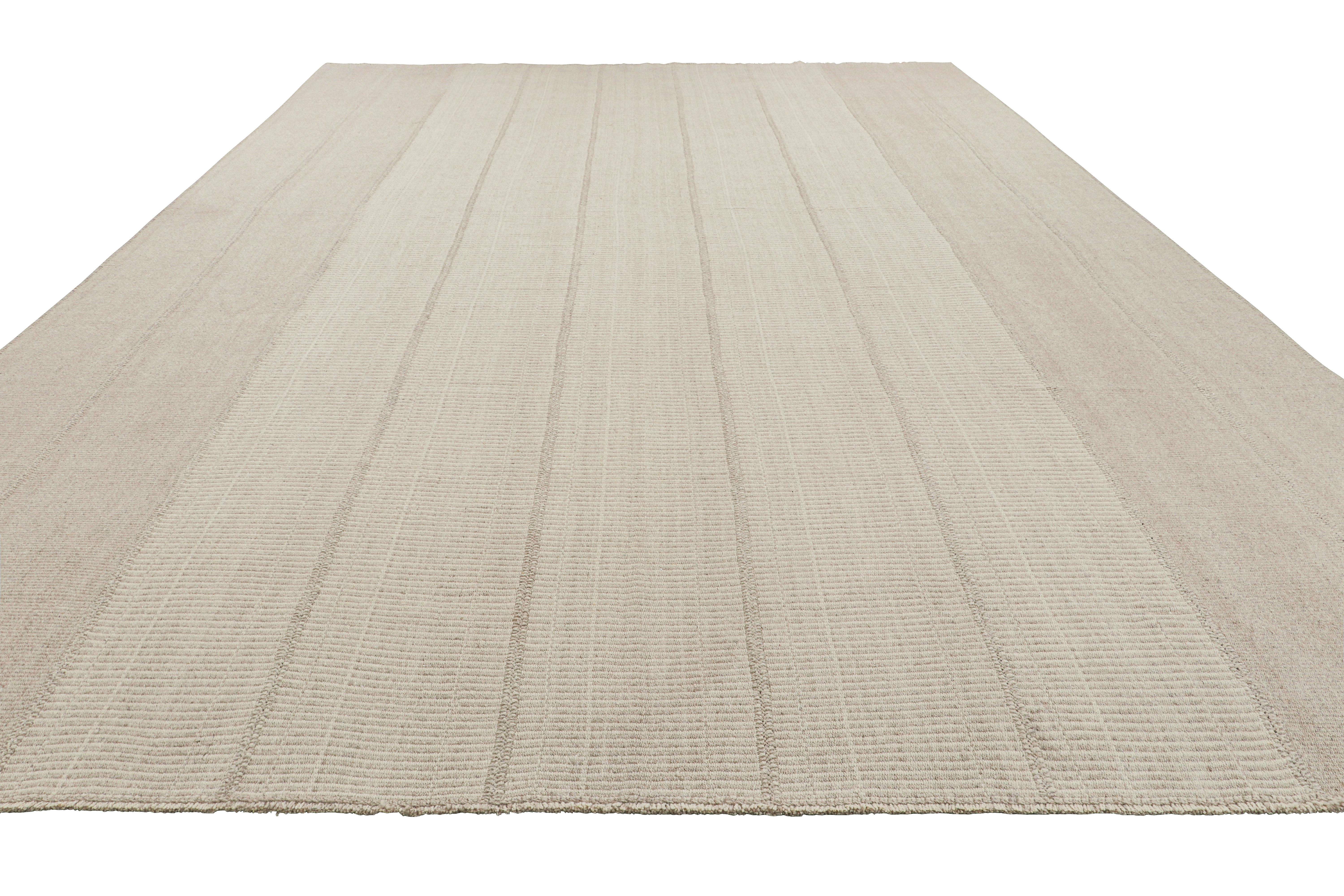 Kilim contemporáneo sobredimensionado de Rug & Kilim con rayas texturadas en beige y crema en Nuevo estado para la venta en Long Island City, NY