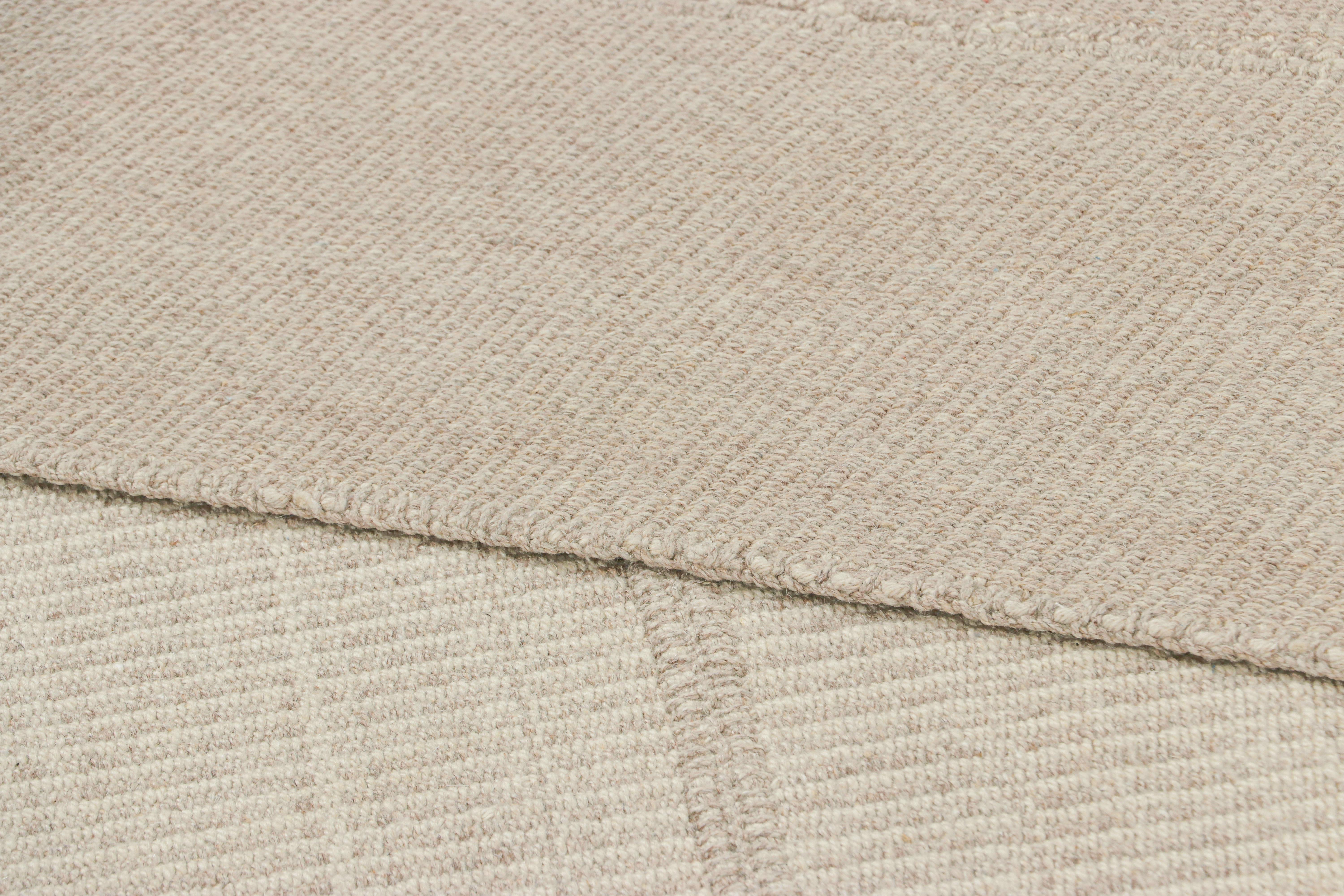 Kilim contemporáneo sobredimensionado de Rug & Kilim con rayas texturadas en beige y crema Lana en venta
