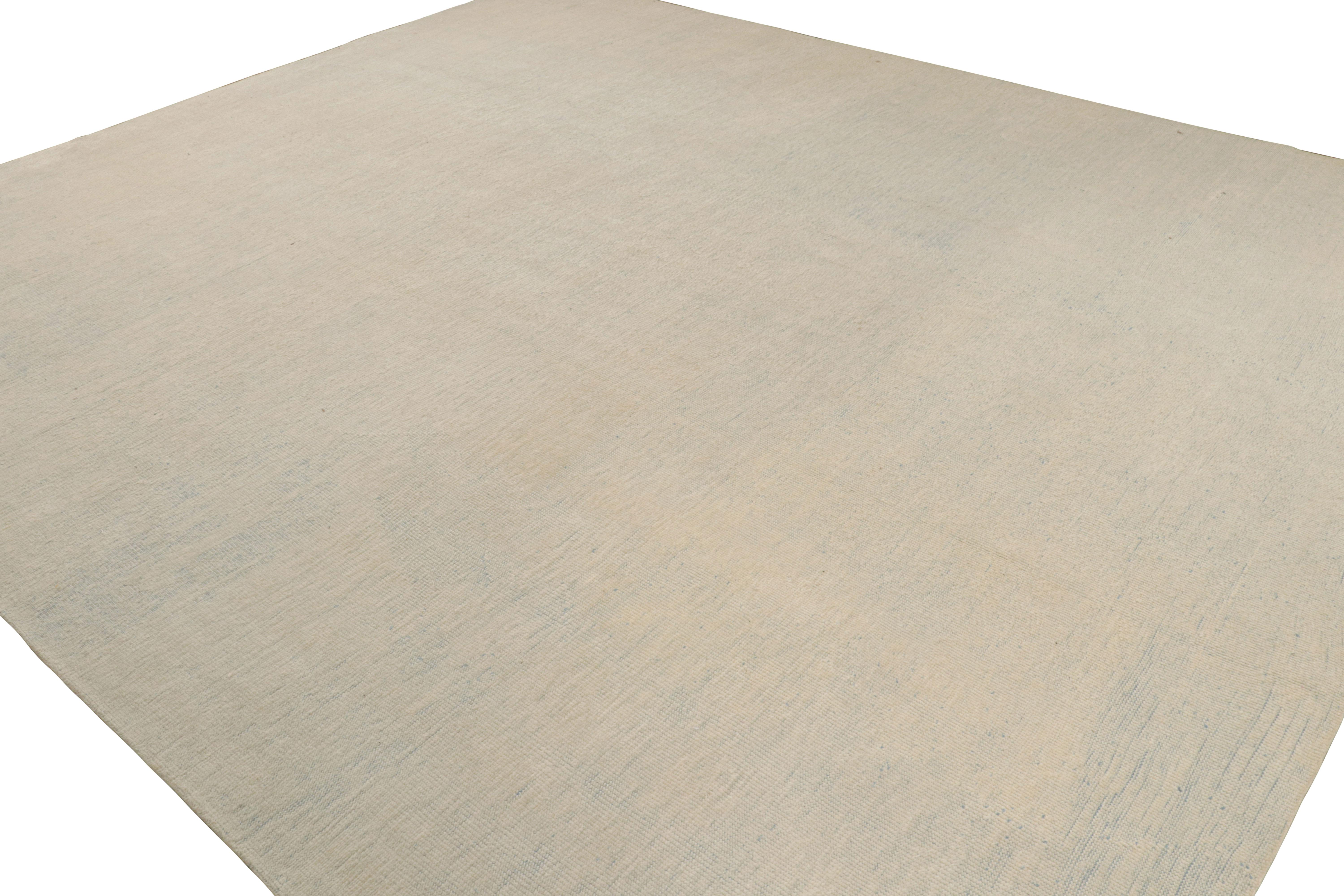 Un tappeto a tinta unita oversize 13x15 nei toni del beige e dell'azzurro, della nostra Collection Textal, e una rappresentazione della 