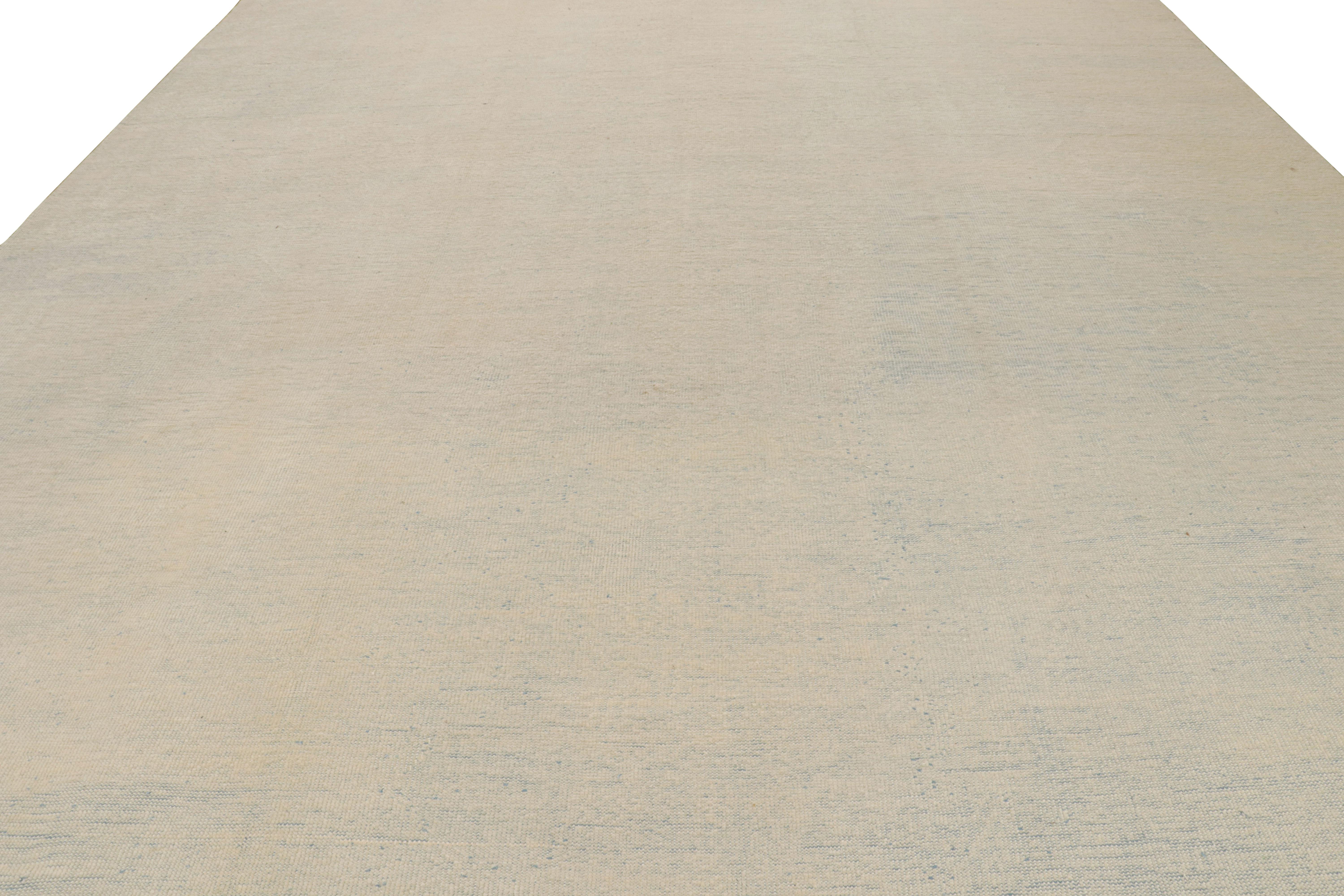 Moderno Rug & Kilim è un tappeto solido contemporaneo sovradimensionato in beige e blu. in vendita