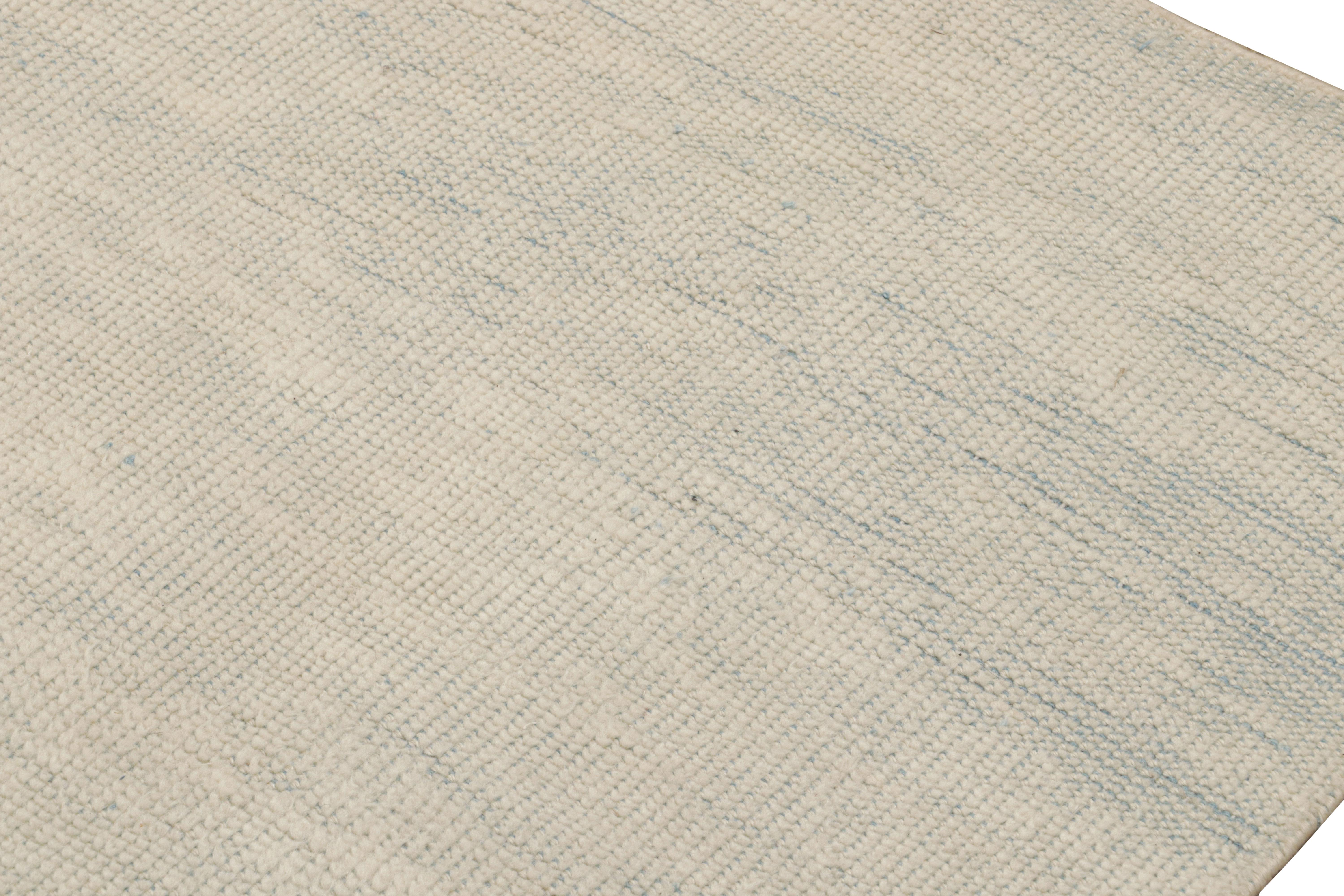 Annodato a mano Rug & Kilim è un tappeto solido contemporaneo sovradimensionato in beige e blu. in vendita