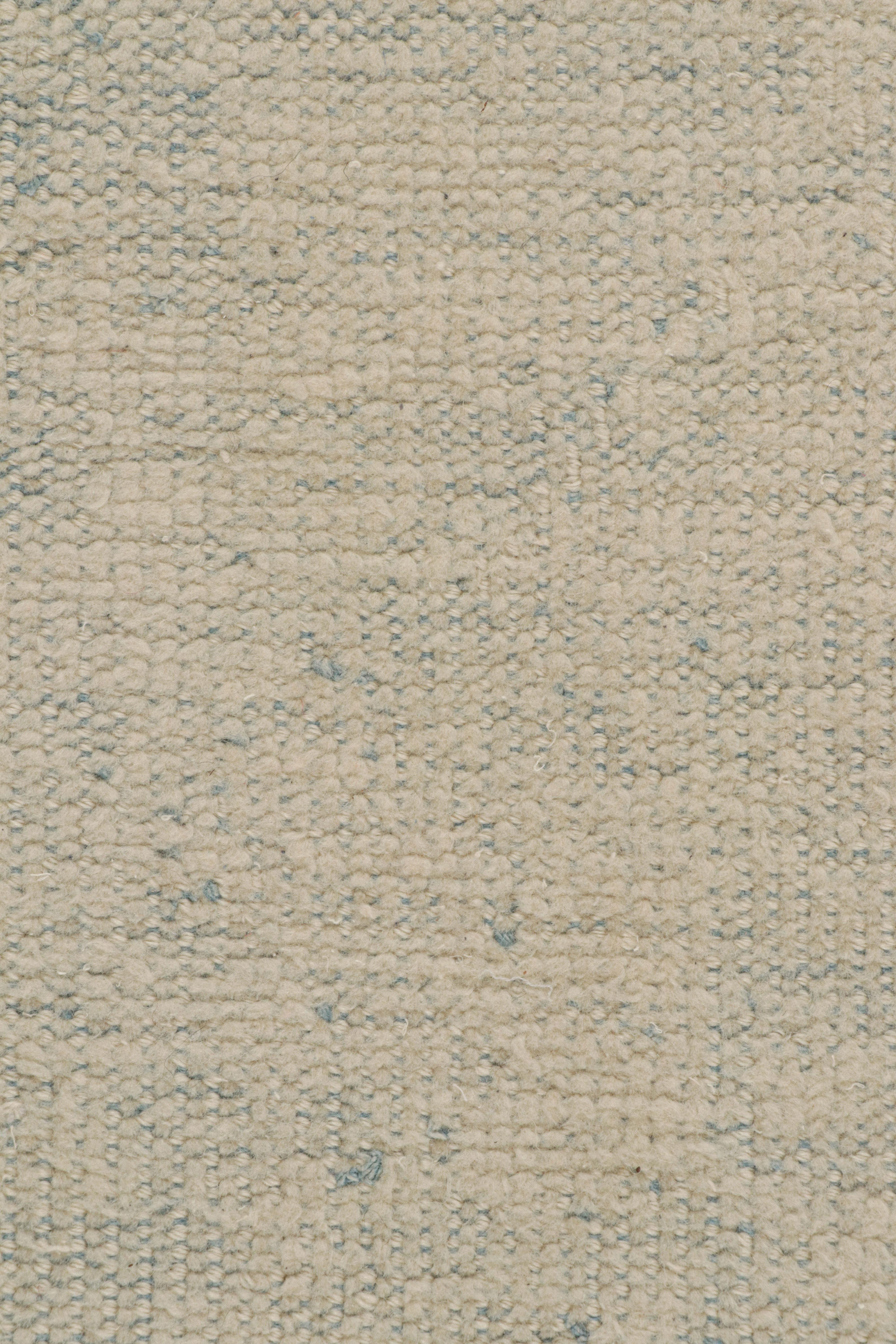 Rug & Kilim è un tappeto solido contemporaneo sovradimensionato in beige e blu. In condizioni Nuovo in vendita a Long Island City, NY