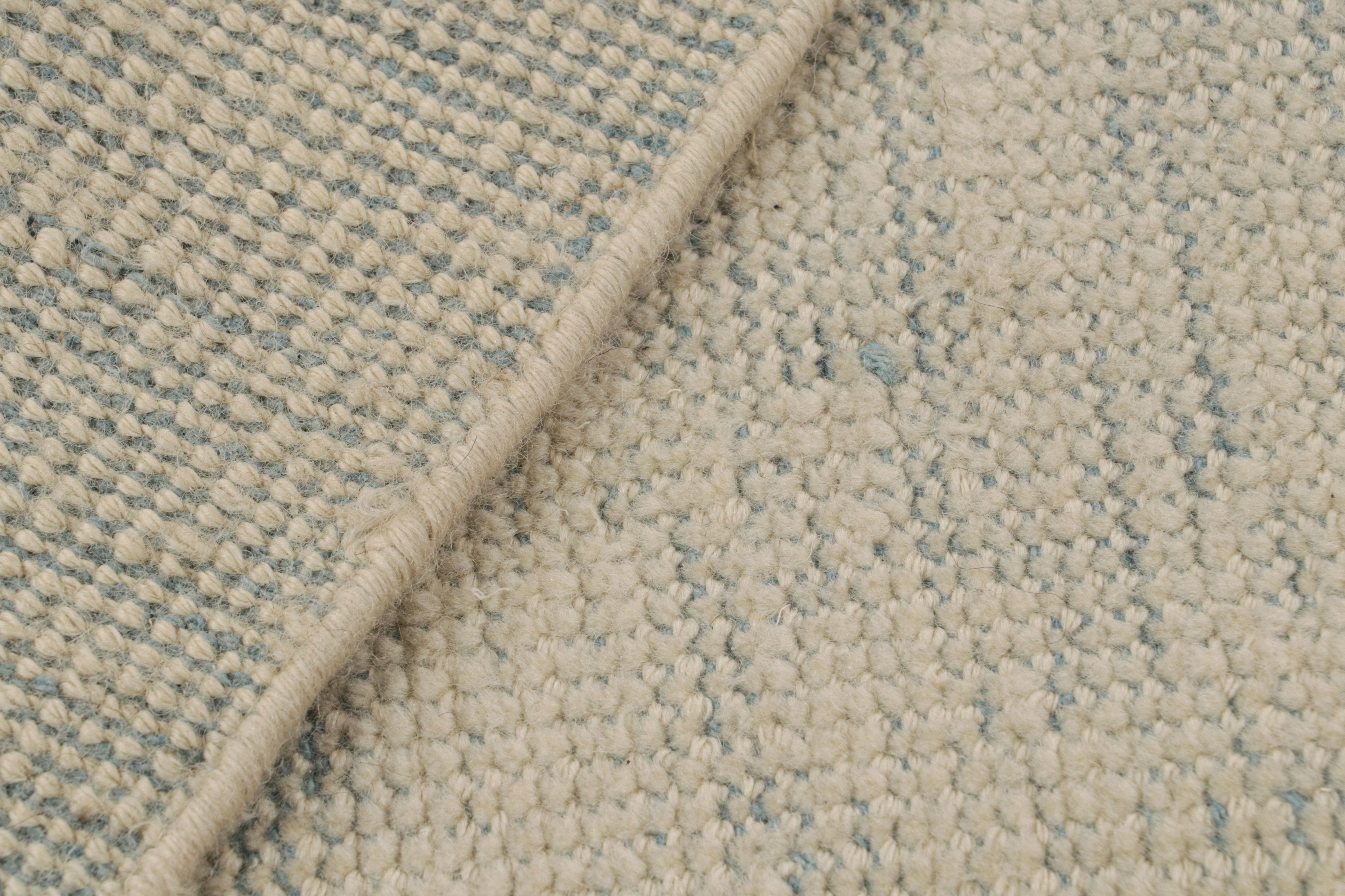 XXI secolo e contemporaneo Rug & Kilim è un tappeto solido contemporaneo sovradimensionato in beige e blu. in vendita