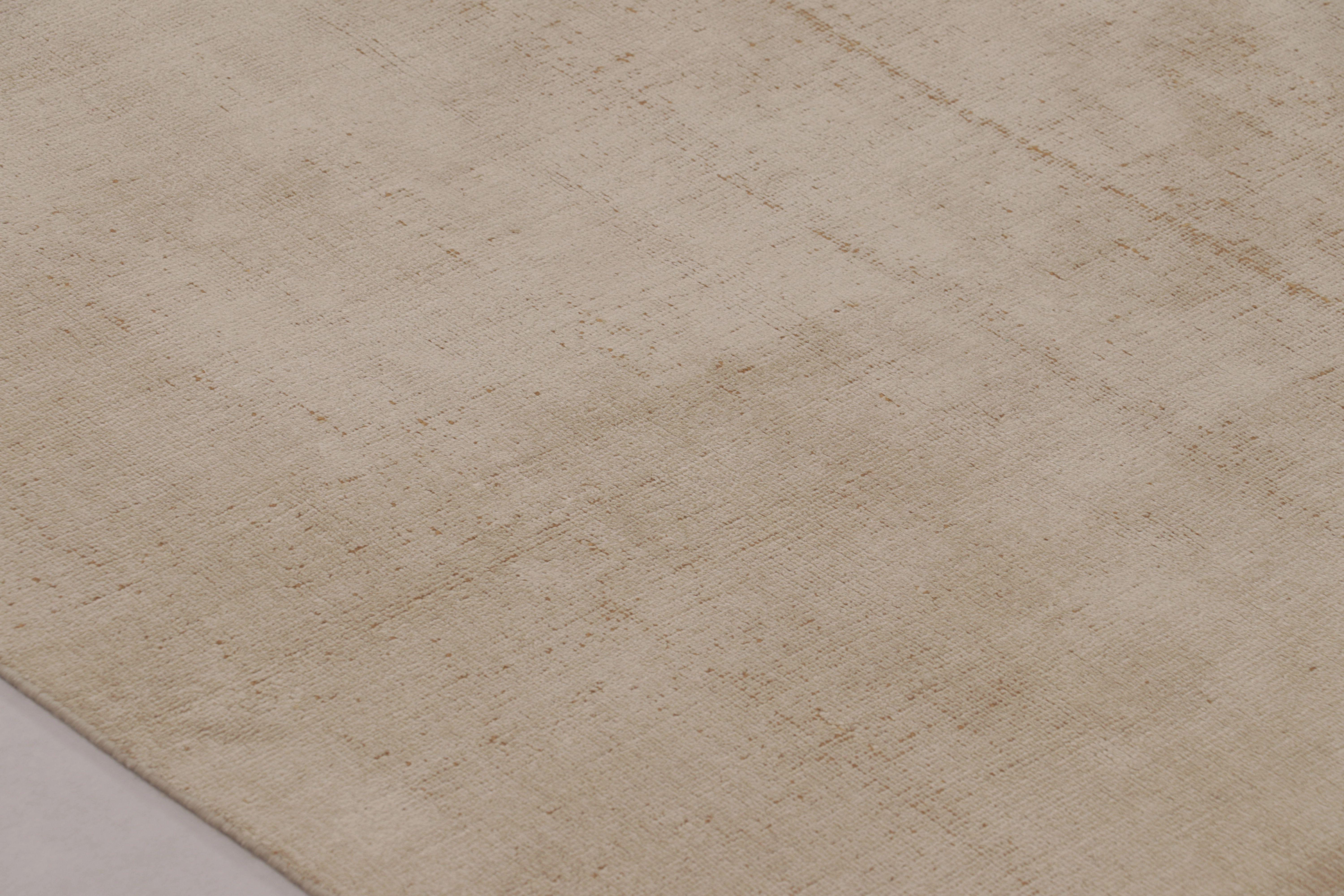 Annodato a mano in seta e cotone, questo tappeto contemporaneo oversize 13x19 è un'entusiasmante novità della collezione Textural di Rug & Kilim, con un uso impressionante di una tavolozza umile nel suo gioco unico di strisce, motivi alti e bassi e