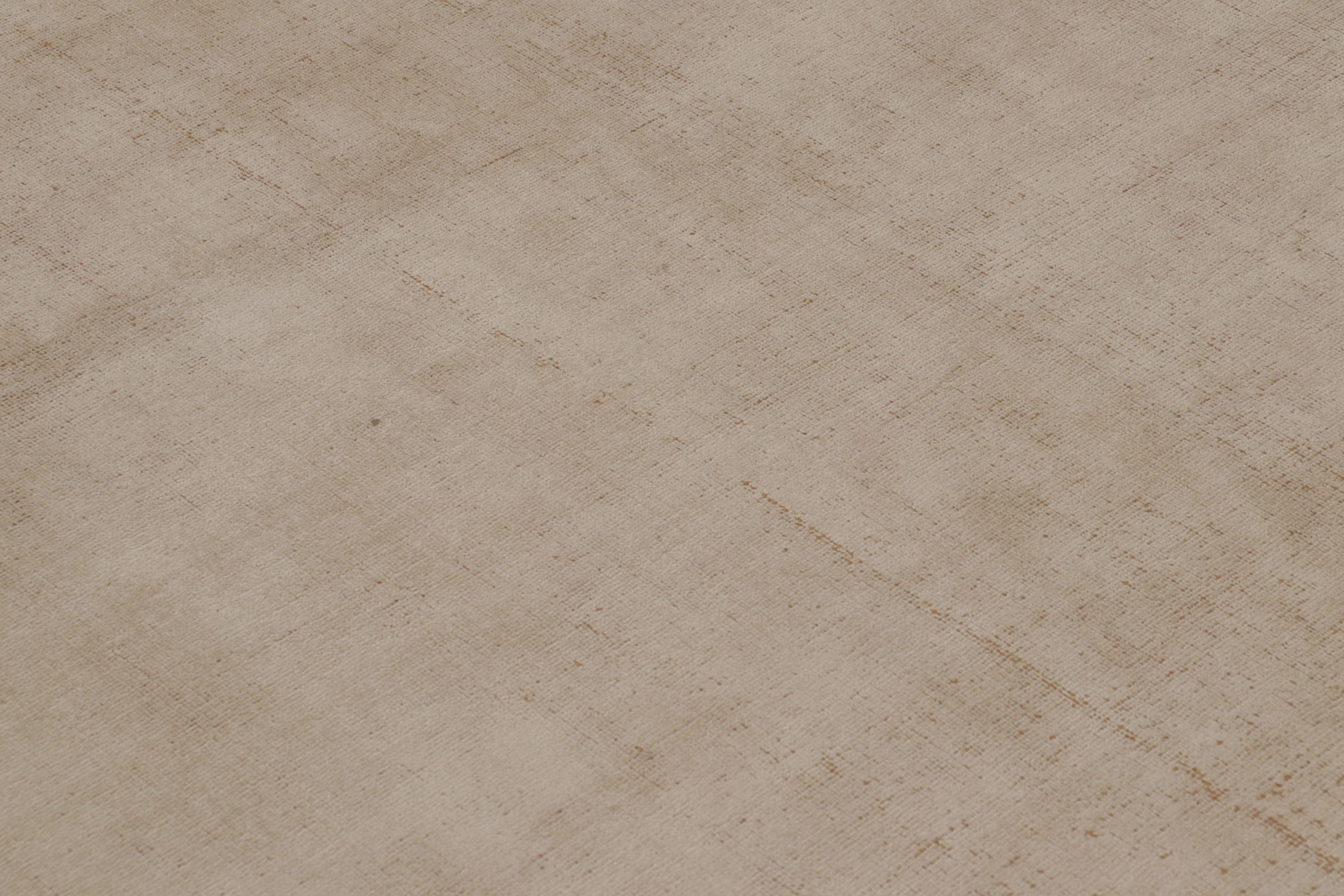 Indiano Rug & Kilim è un tappeto personalizzato con texture contemporanea e sovradimensionata nei toni del beige e del crema. in vendita