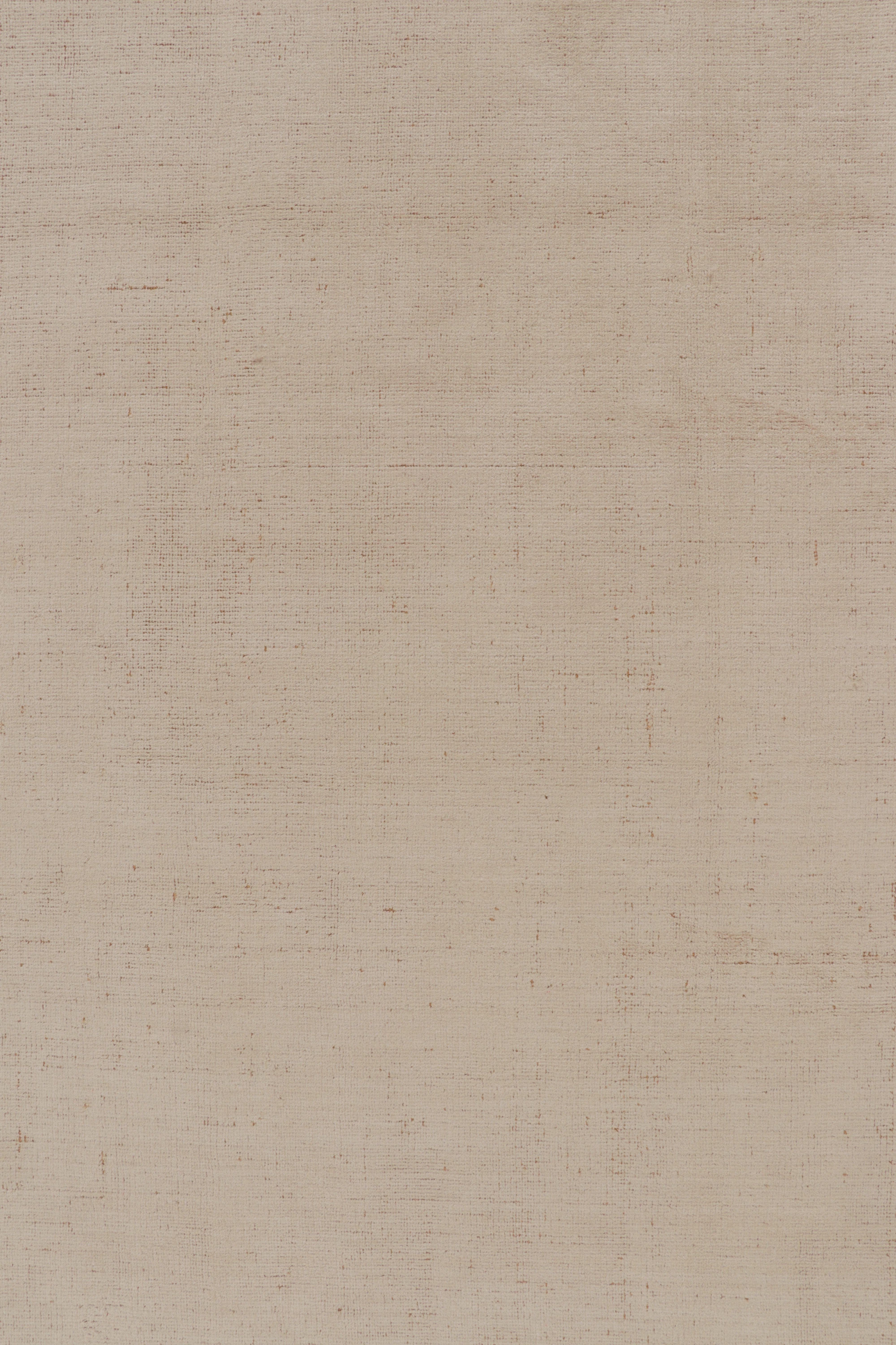 Annodato a mano Rug & Kilim è un tappeto personalizzato con texture contemporanea e sovradimensionata nei toni del beige e del crema. in vendita