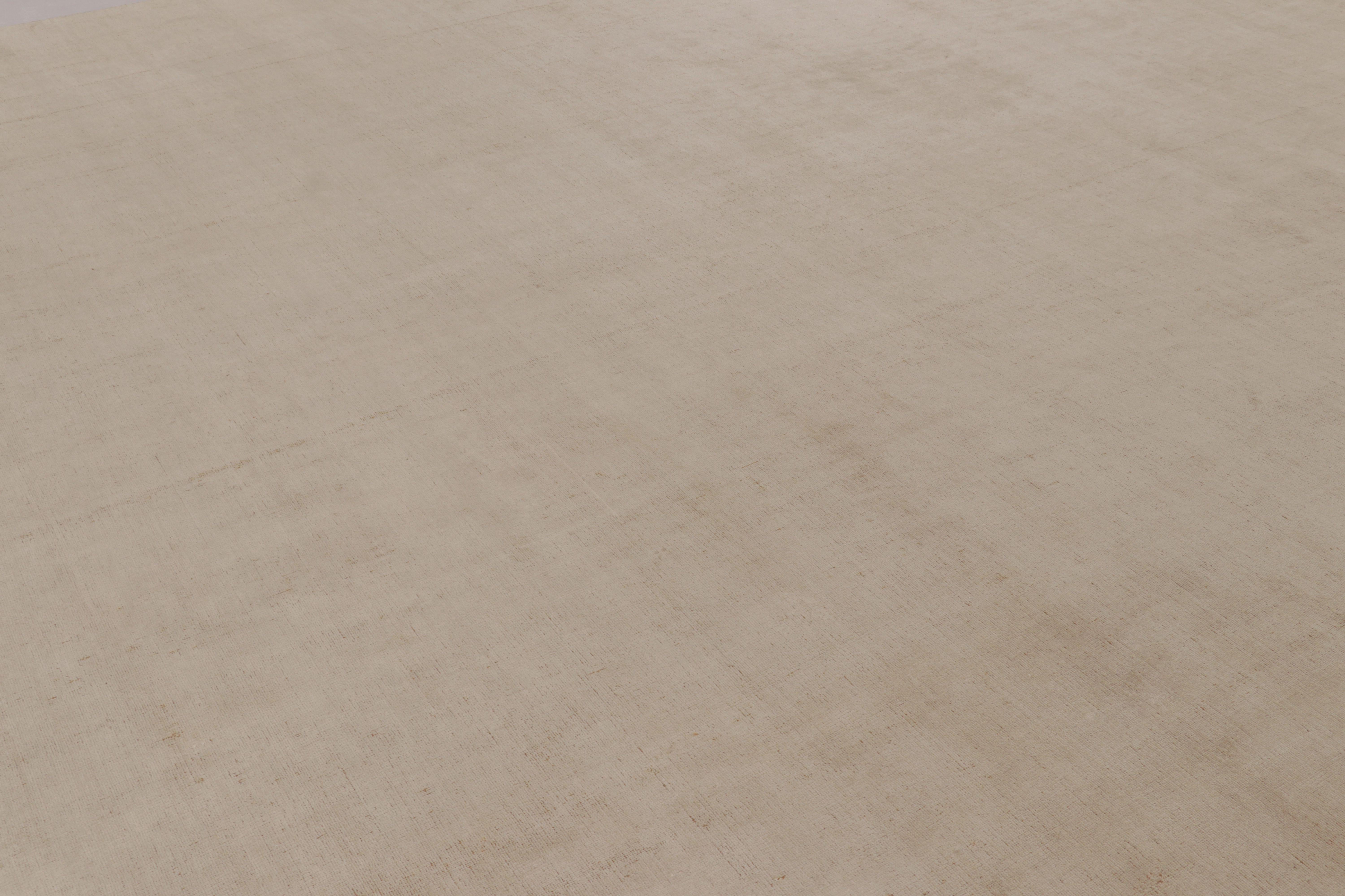 Rug & Kilim è un tappeto personalizzato con texture contemporanea e sovradimensionata nei toni del beige e del crema. In condizioni Nuovo in vendita a Long Island City, NY