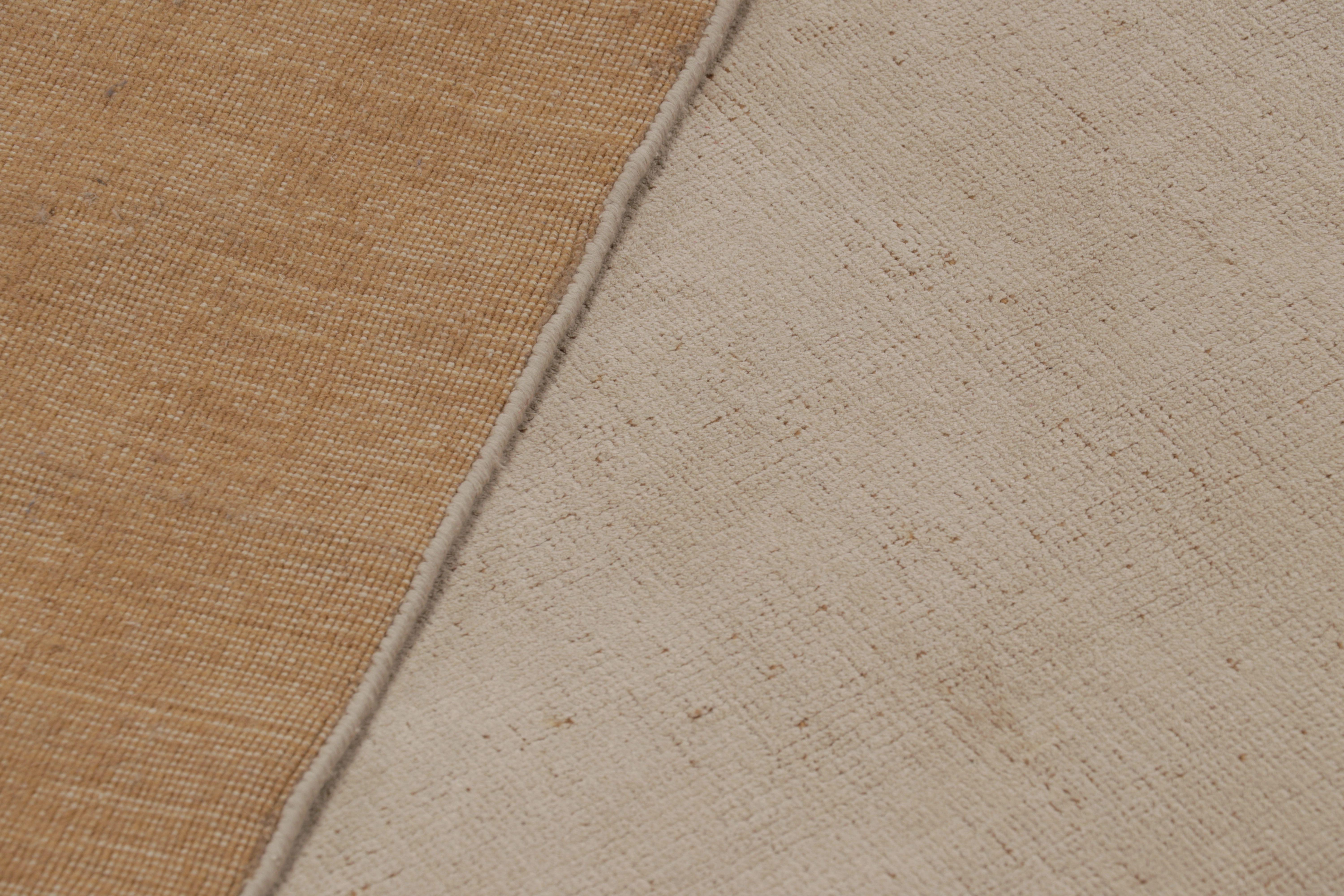 Cotone Rug & Kilim è un tappeto personalizzato con texture contemporanea e sovradimensionata nei toni del beige e del crema. in vendita