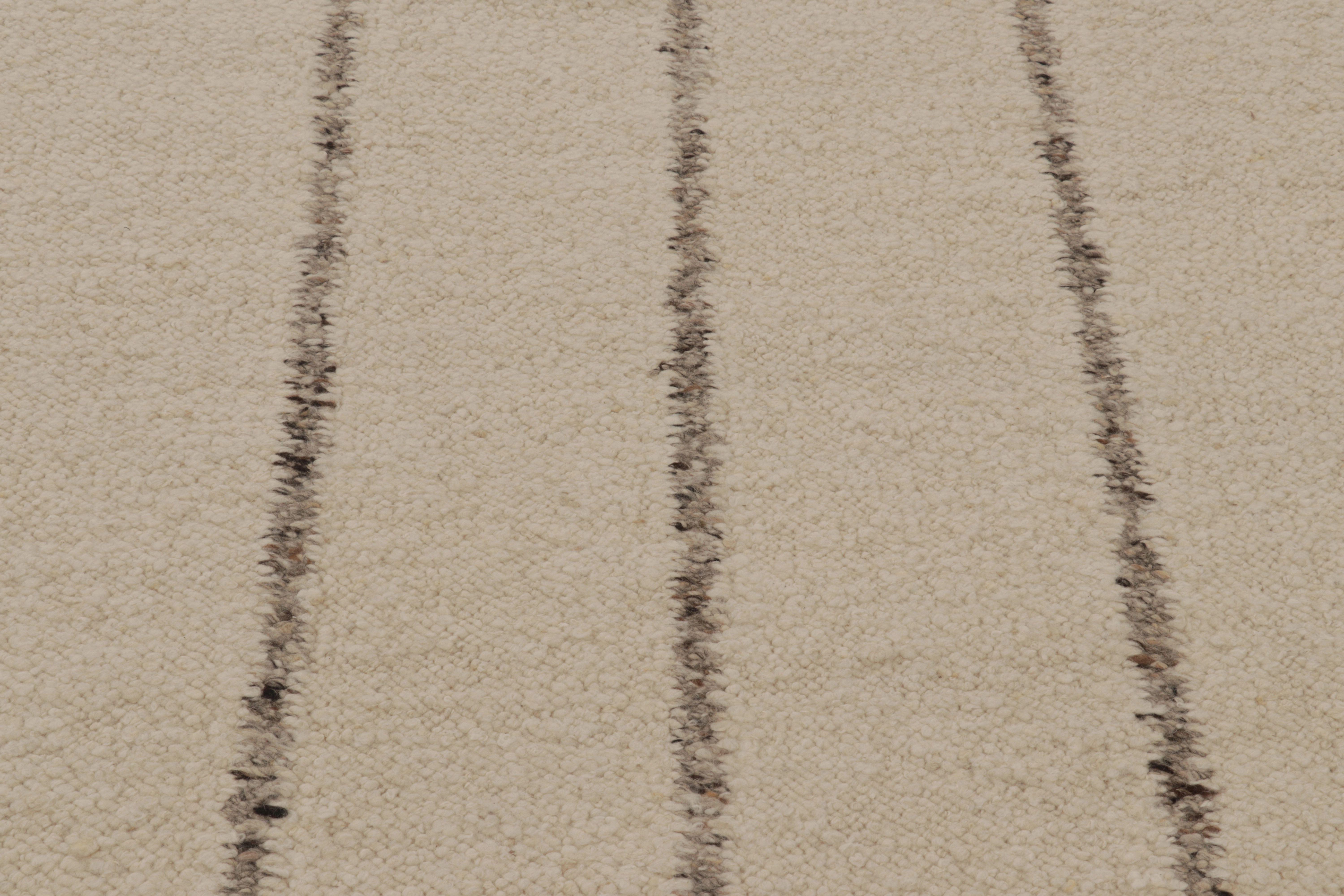 Rug & Kilims übergroßes, strukturiertes Flachgewebe in Beige- und Cremetönen (Moderne) im Angebot