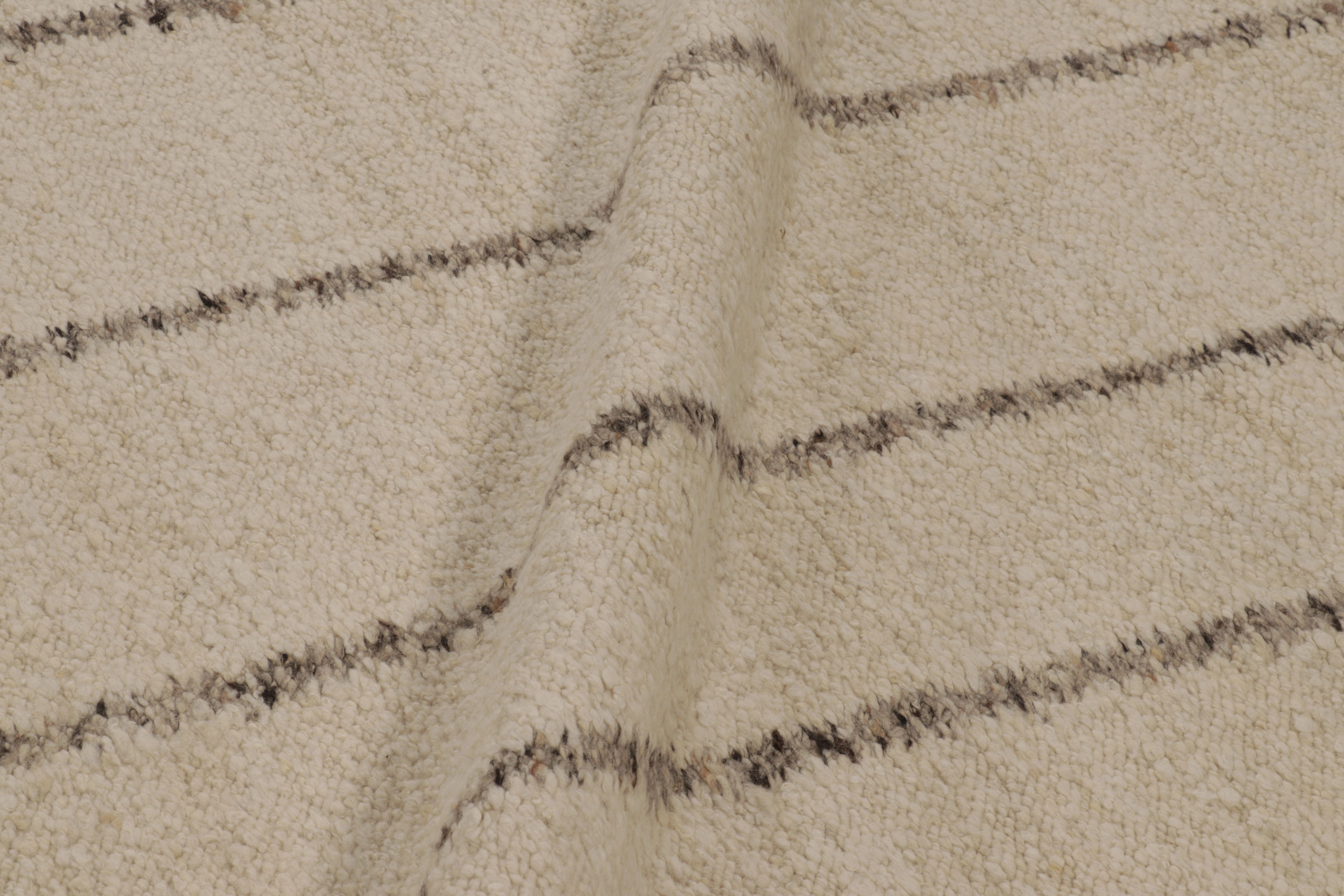 Rug & Kilims übergroßes, strukturiertes Flachgewebe in Beige- und Cremetönen (21. Jahrhundert und zeitgenössisch) im Angebot