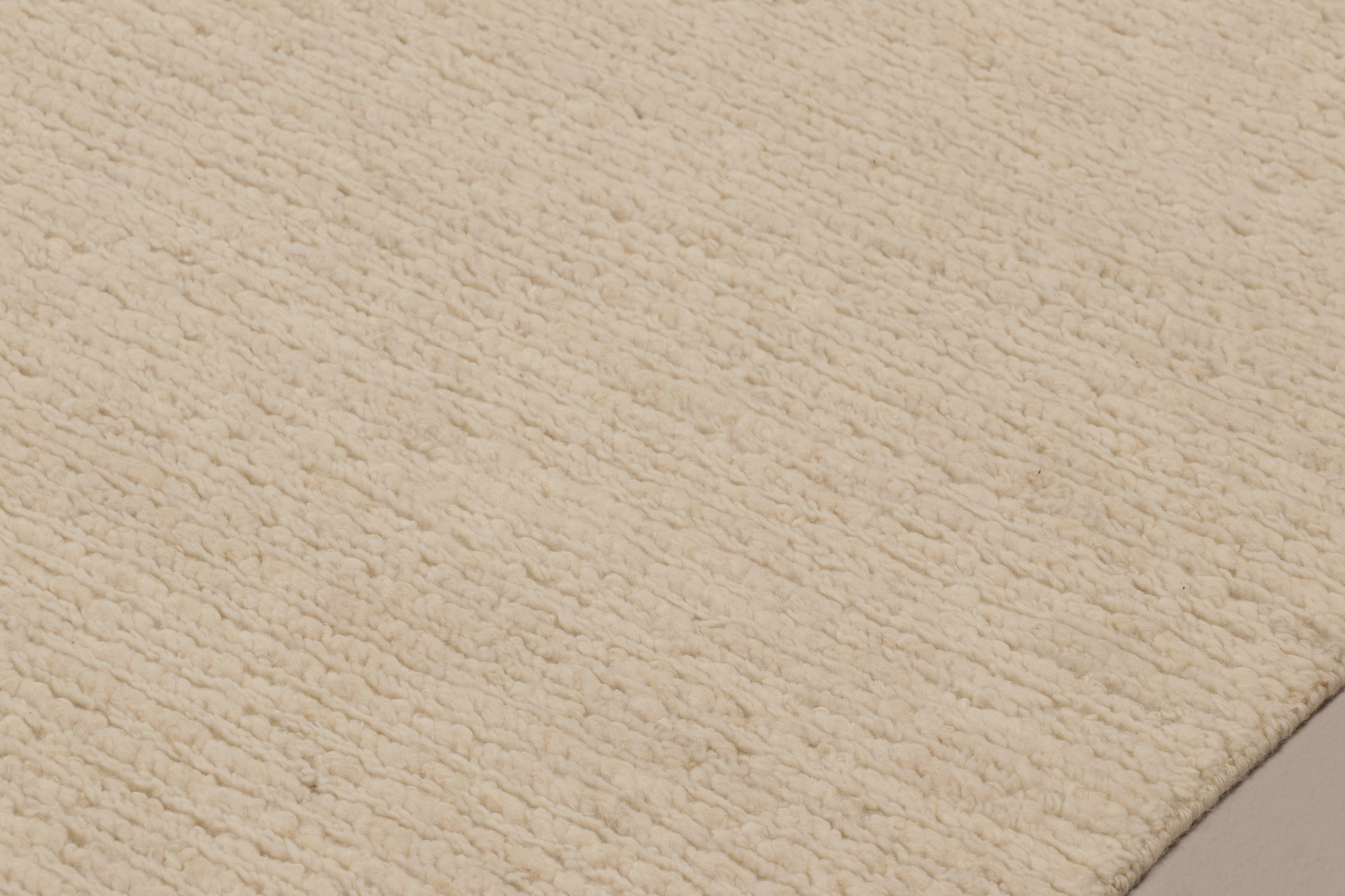 Annodato a mano in lana e cotone, questo tappeto contemporaneo oversize 13x19 è un'entusiasmante novità della collezione Textural di Rug & Kilim, con un uso impressionante di una tavolozza umile nel suo gioco unico di strisce, motivi alti e bassi e