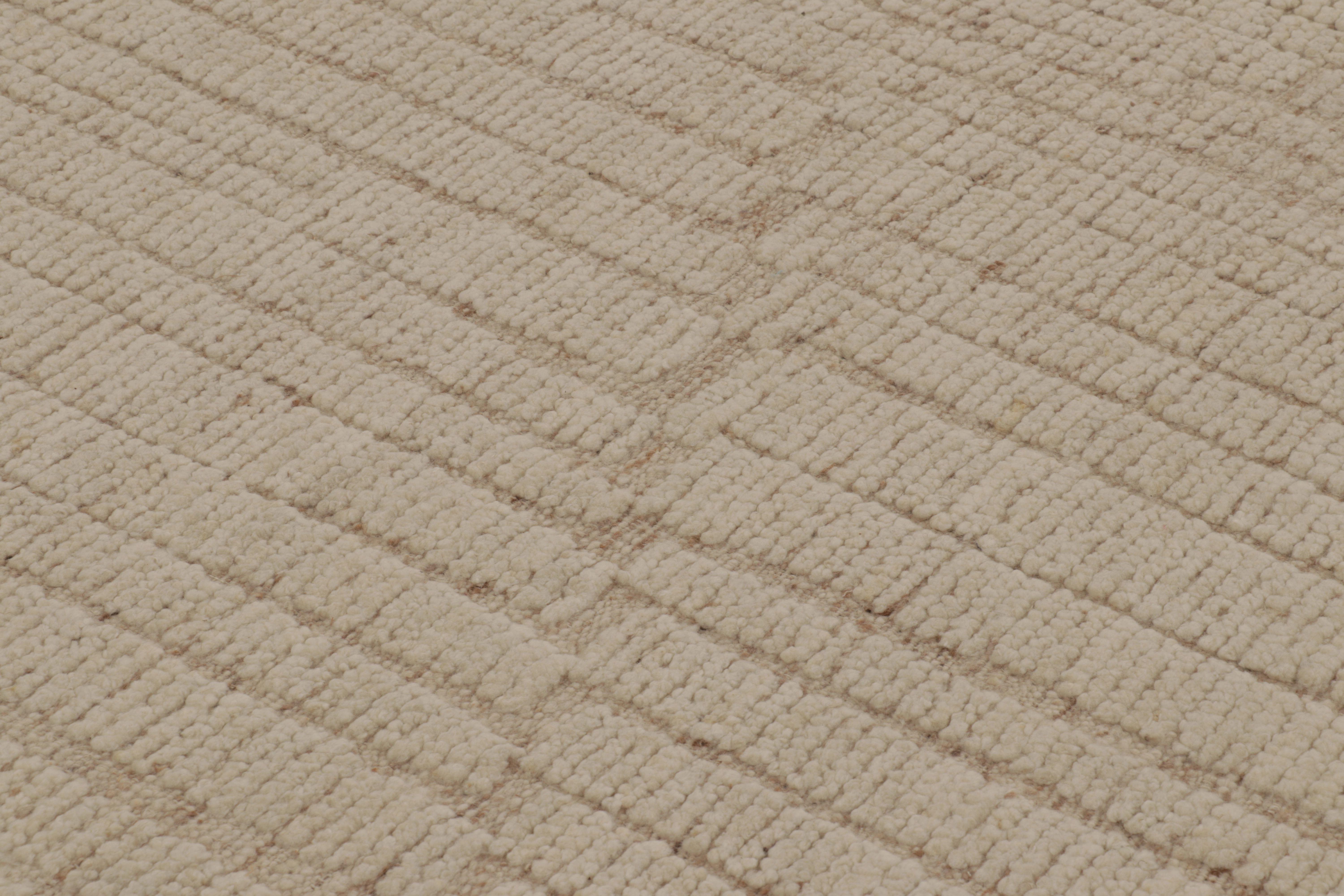Rug & Kilim's übergroßer zeitgenössischer Strukturteppich in Beige- und Creme-Tönen (Indisch) im Angebot