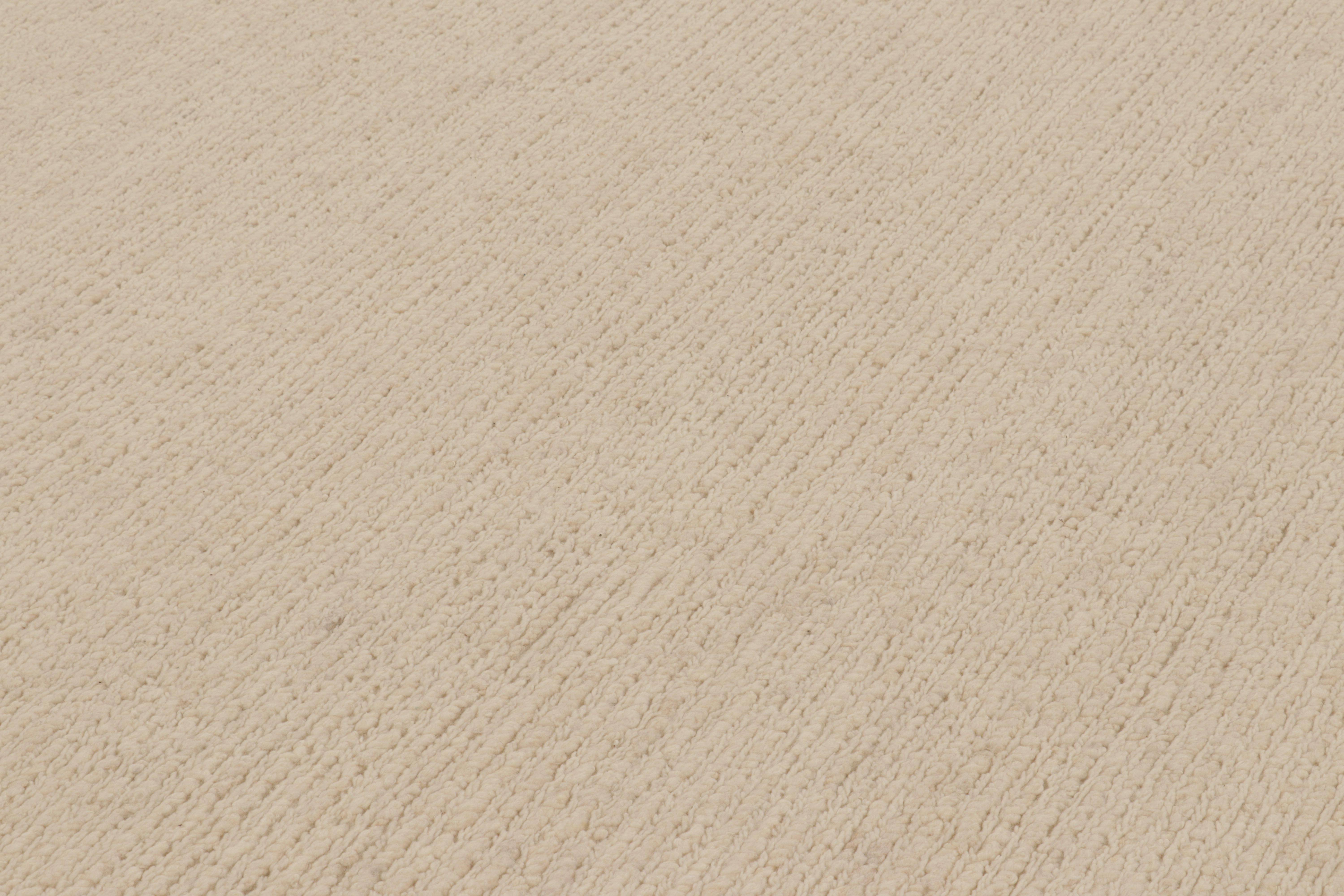 Indiano Rug & Kilim è un tappeto contemporaneo oversize dai toni beige e crema. in vendita