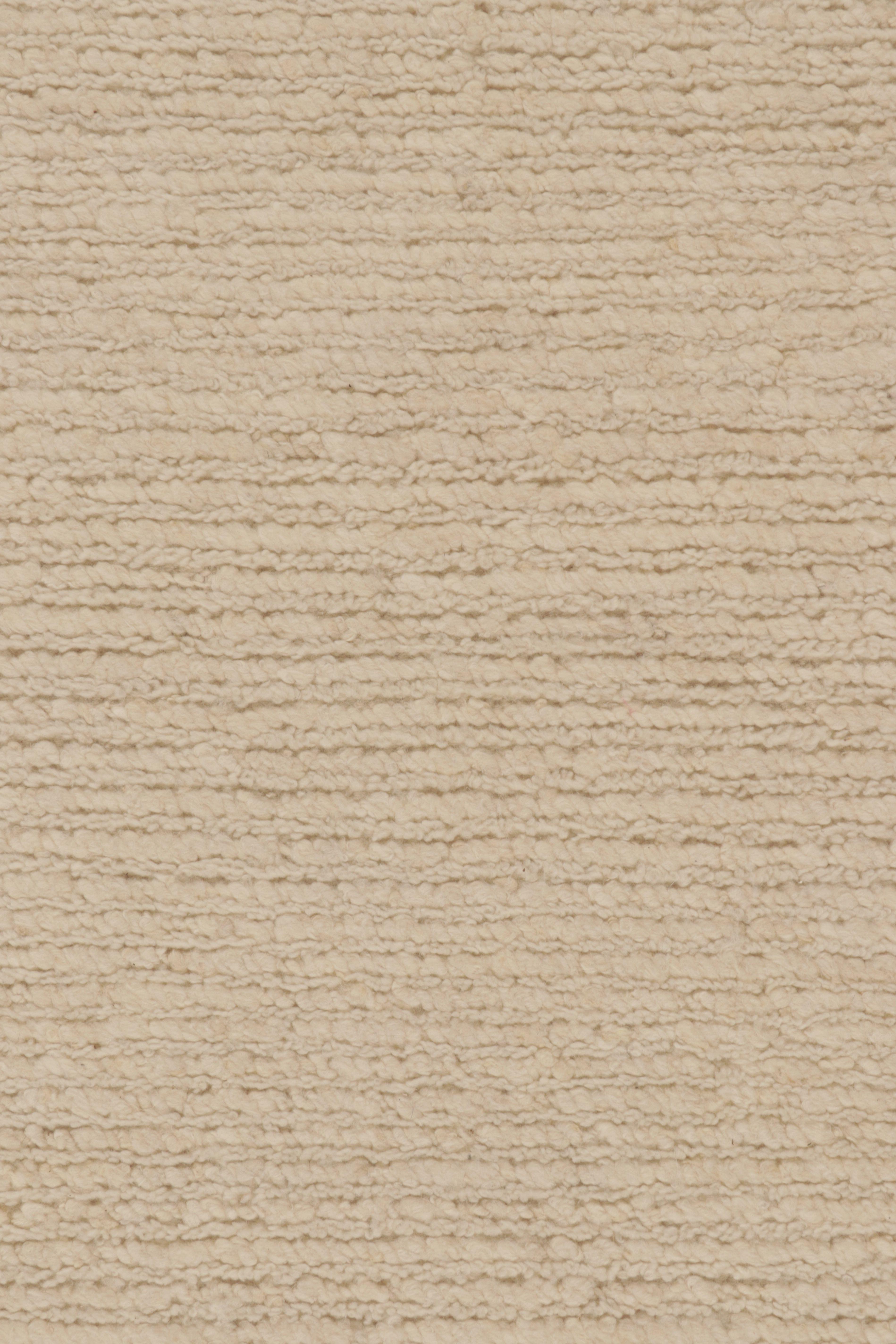 Annodato a mano Rug & Kilim è un tappeto contemporaneo oversize dai toni beige e crema. in vendita