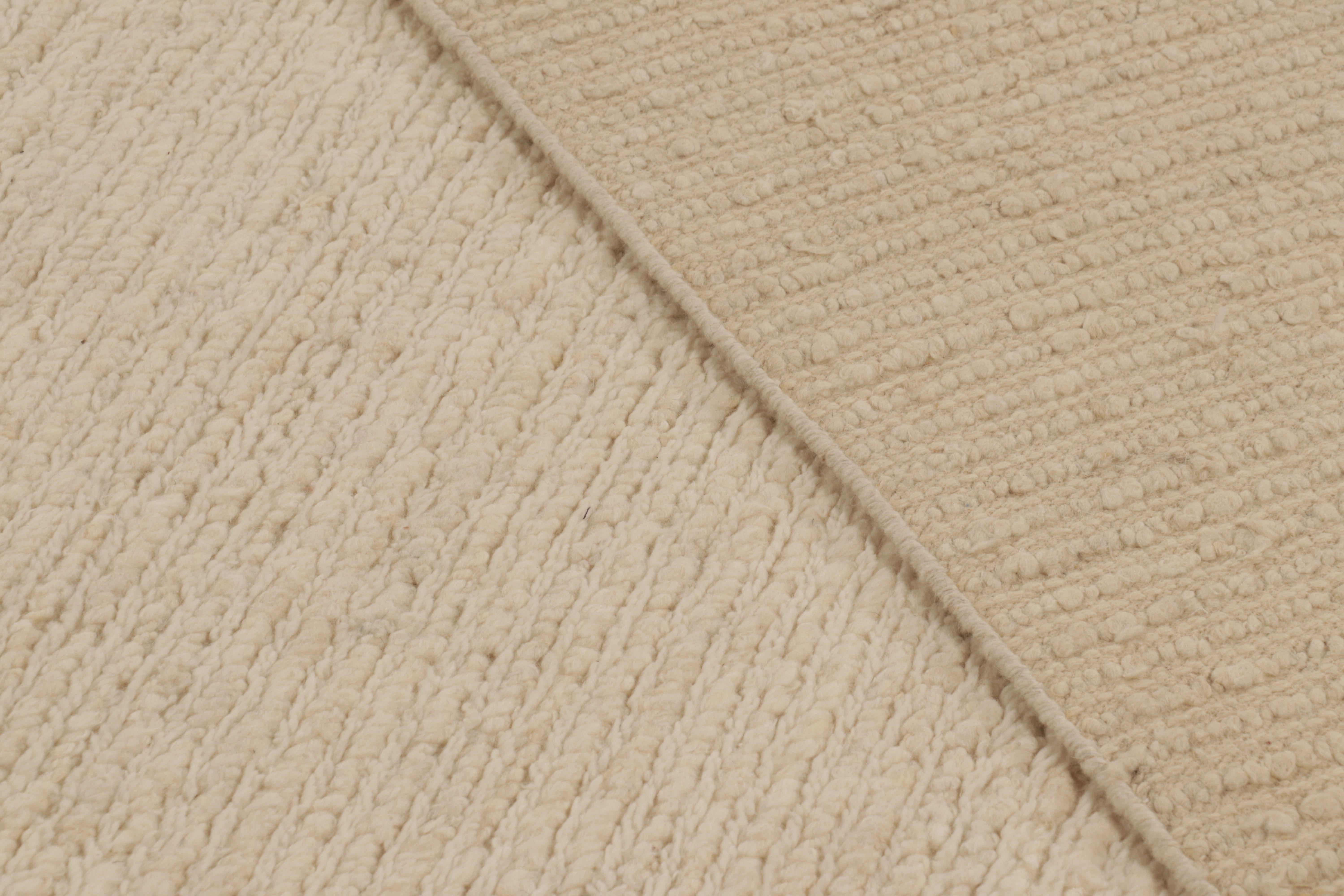 Lana Rug & Kilim è un tappeto contemporaneo oversize dai toni beige e crema. in vendita