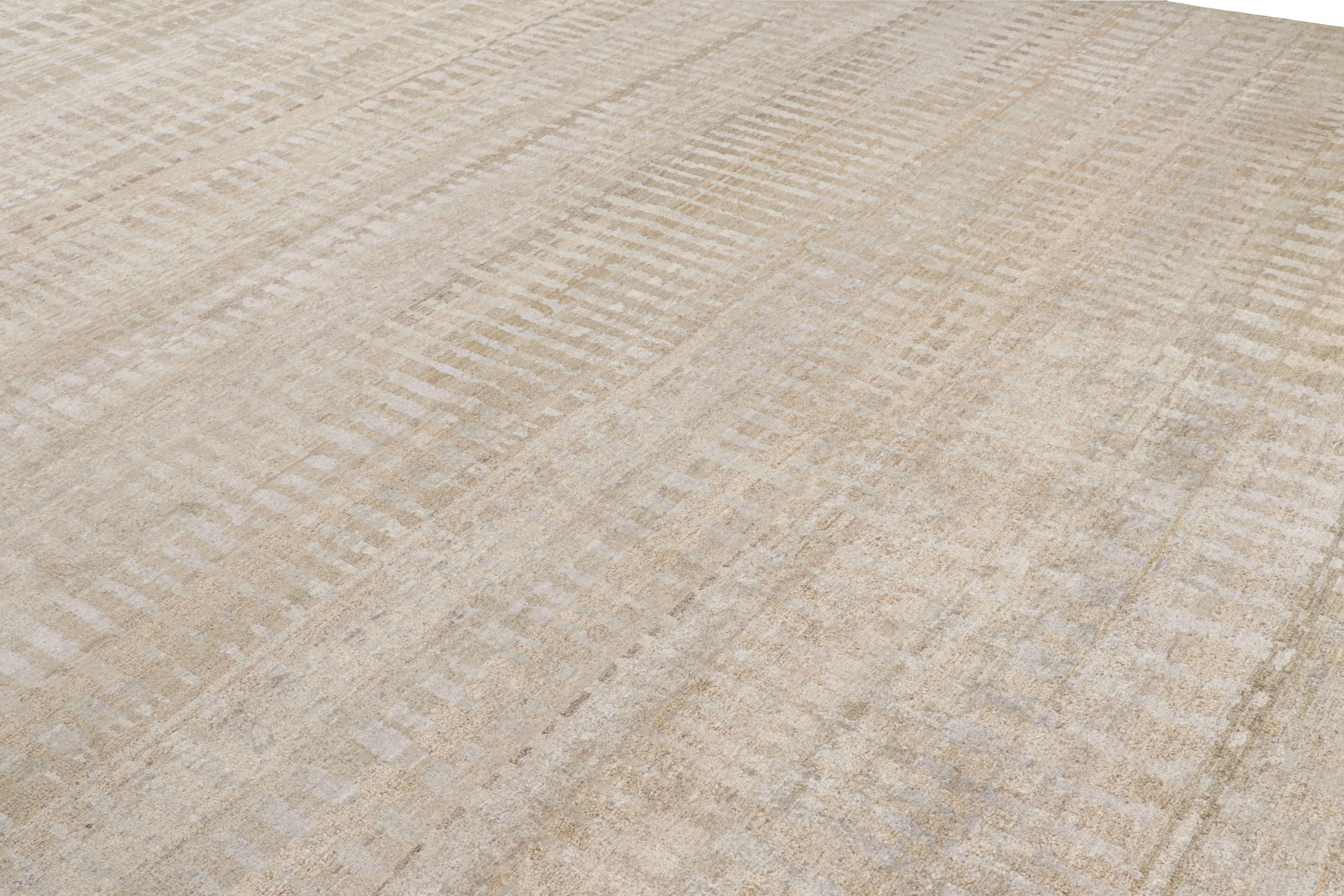 Moderno Rug & Kilim è un tappeto contemporaneo oversize dai toni beige-marrone e grigio. in vendita