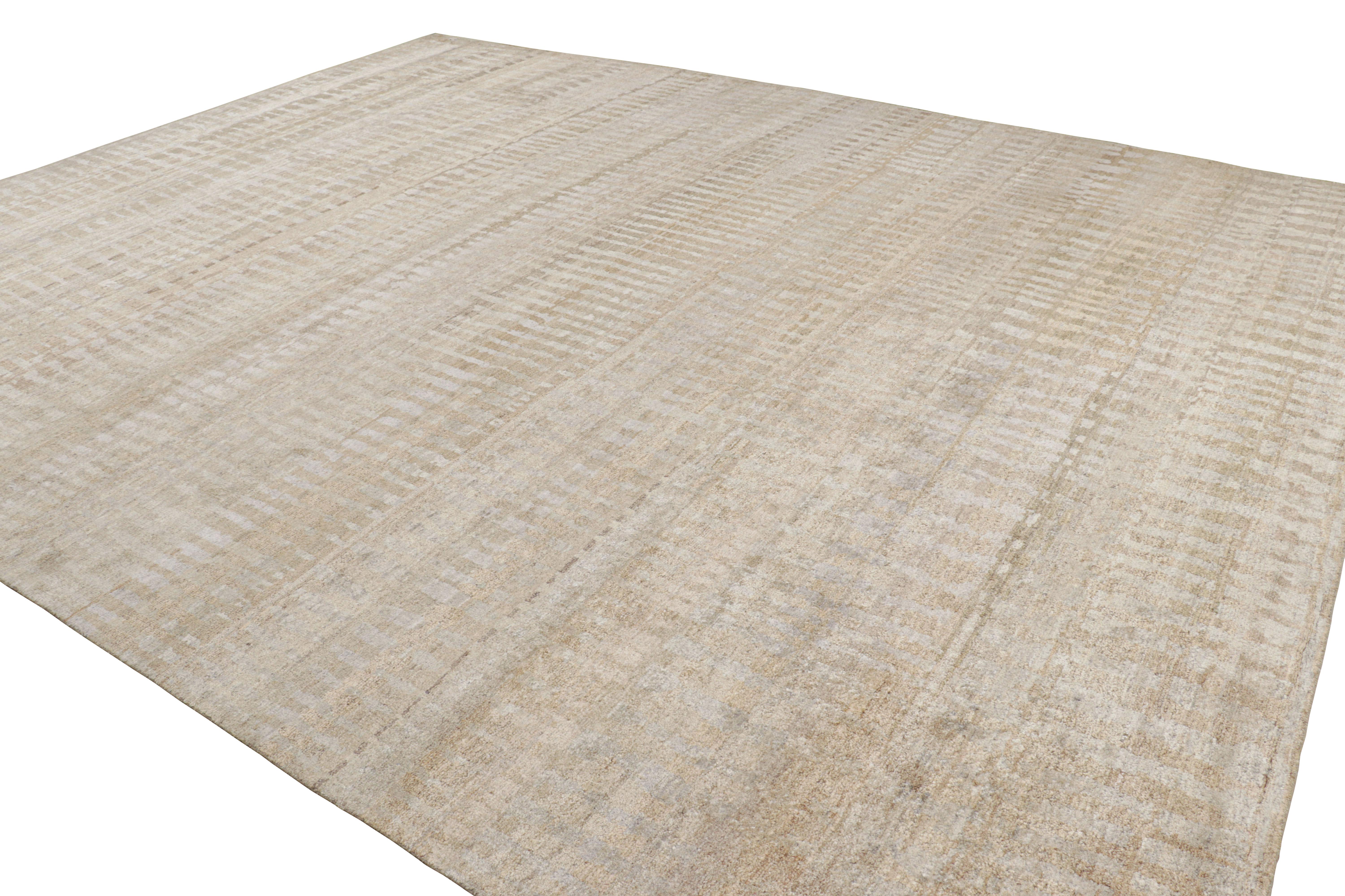 Indiano Rug & Kilim è un tappeto contemporaneo oversize dai toni beige-marrone e grigio. in vendita