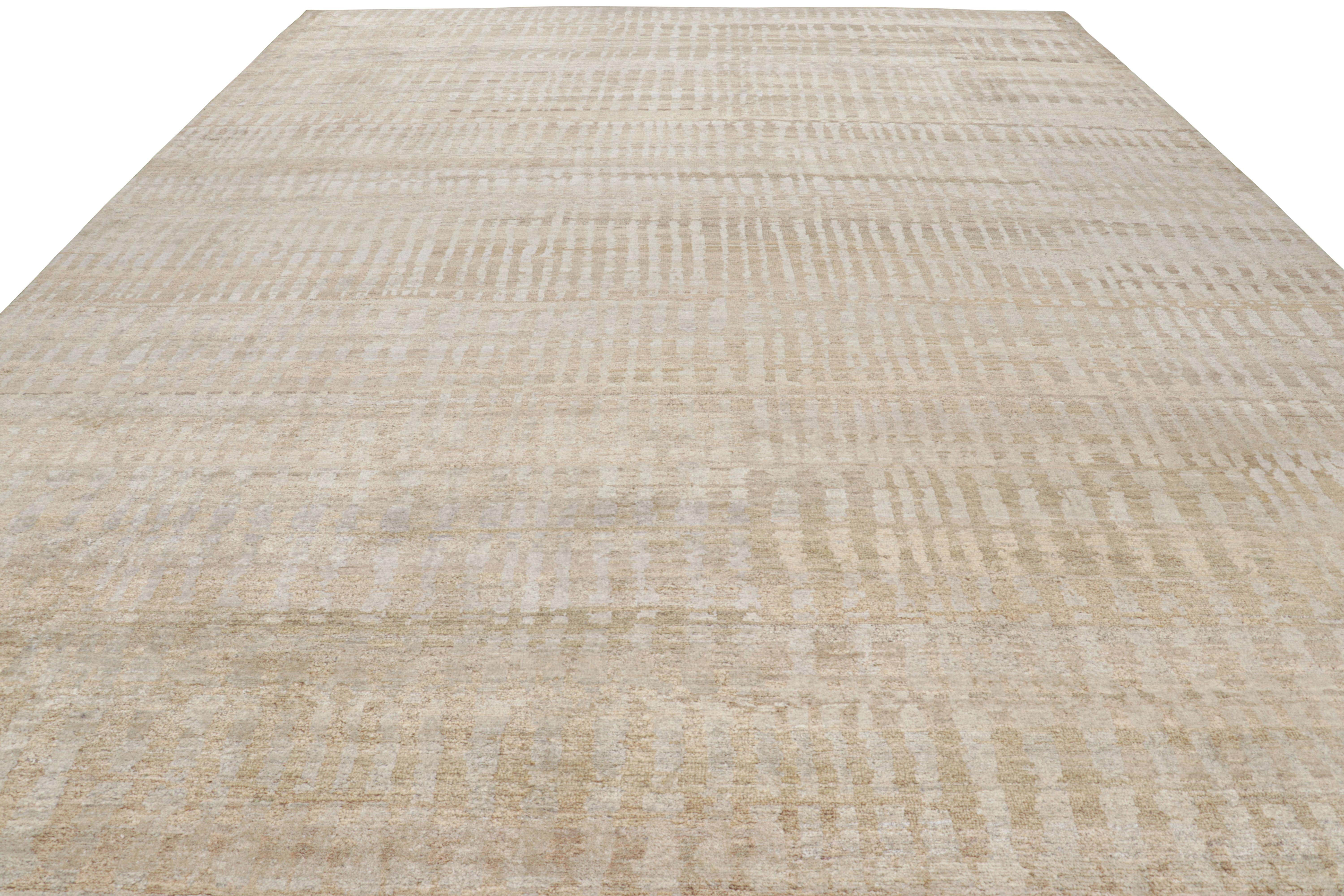Annodato a mano Rug & Kilim è un tappeto contemporaneo oversize dai toni beige-marrone e grigio. in vendita