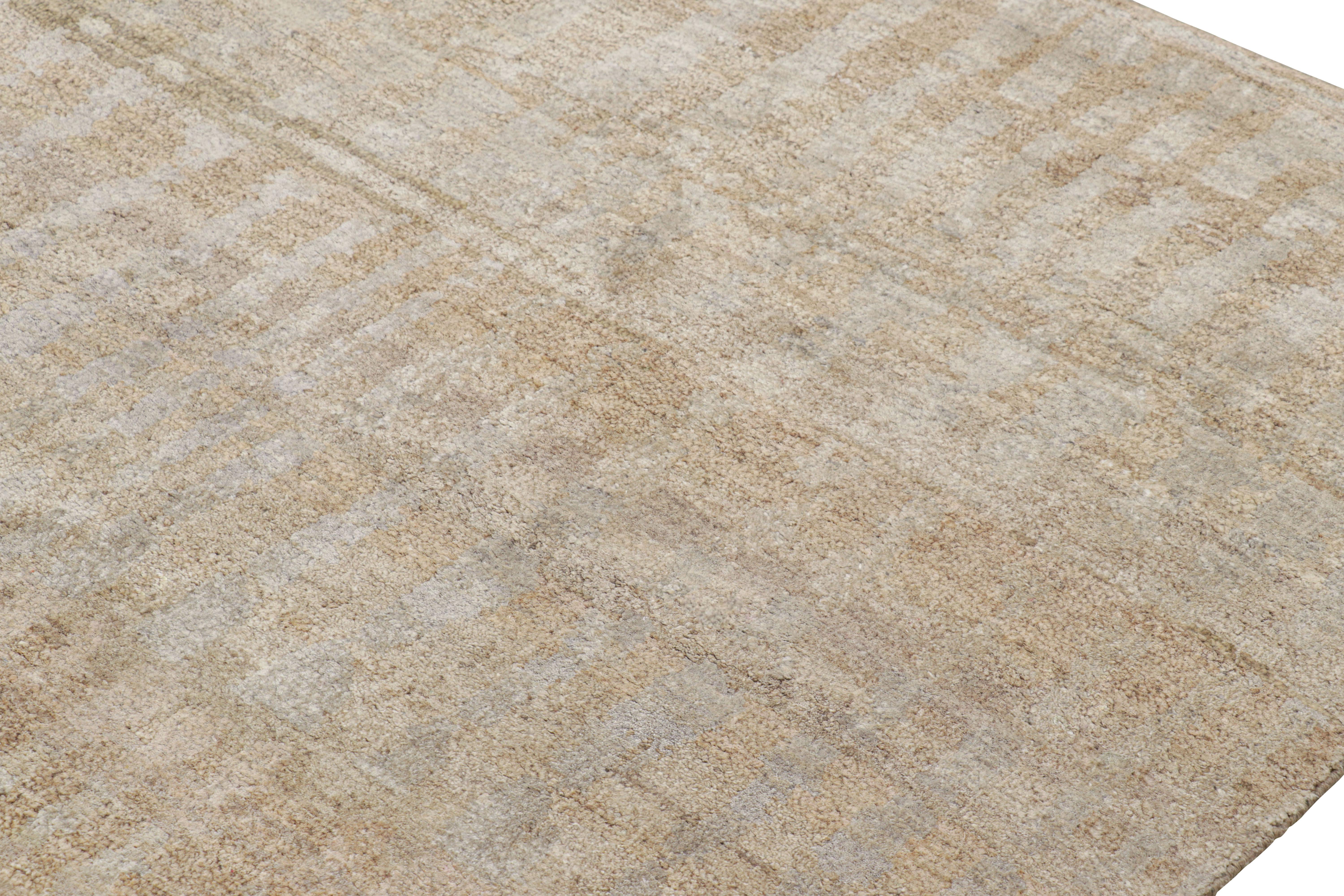 Rug & Kilim è un tappeto contemporaneo oversize dai toni beige-marrone e grigio. In condizioni Nuovo in vendita a Long Island City, NY
