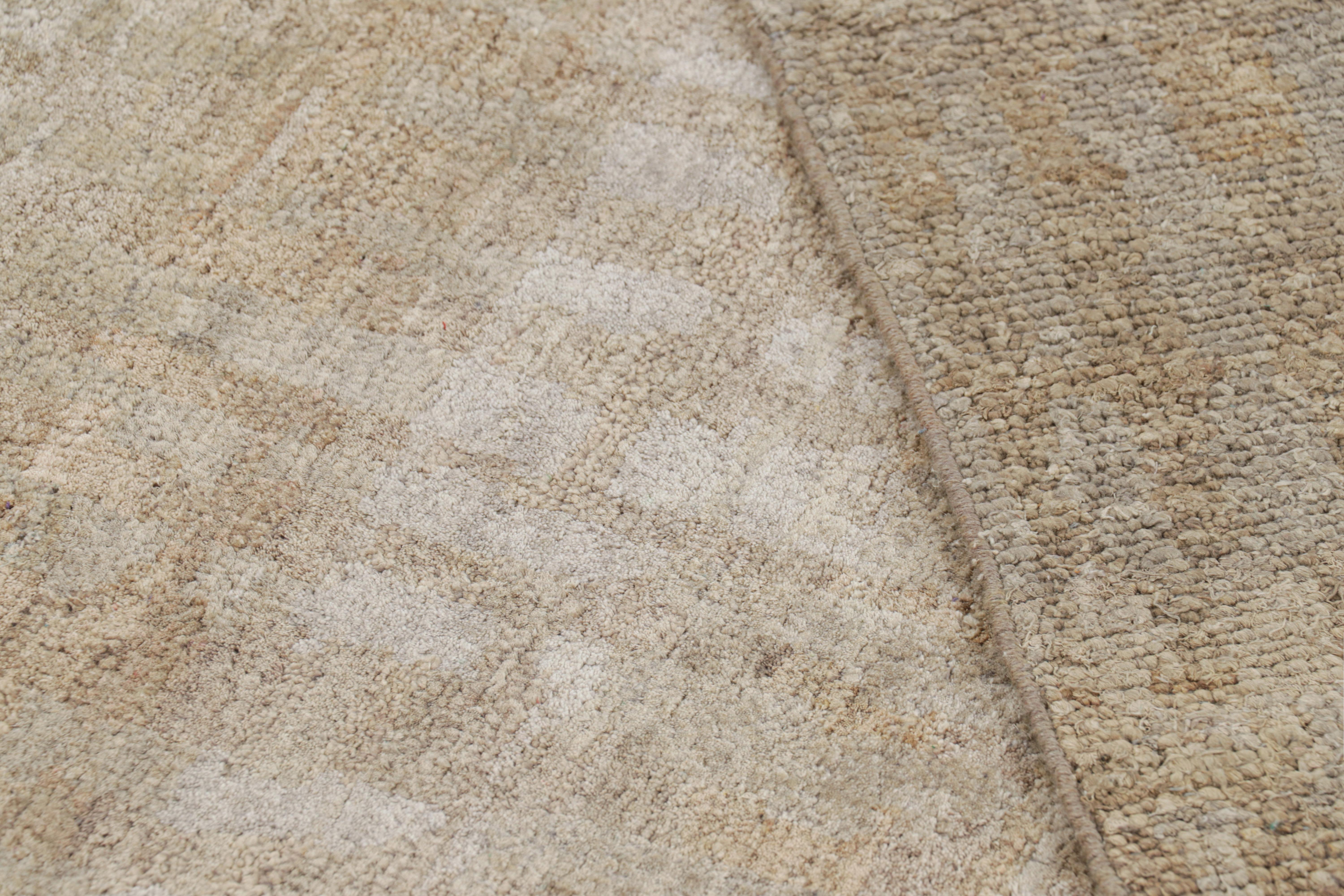 XXI secolo e contemporaneo Rug & Kilim è un tappeto contemporaneo oversize dai toni beige-marrone e grigio. in vendita