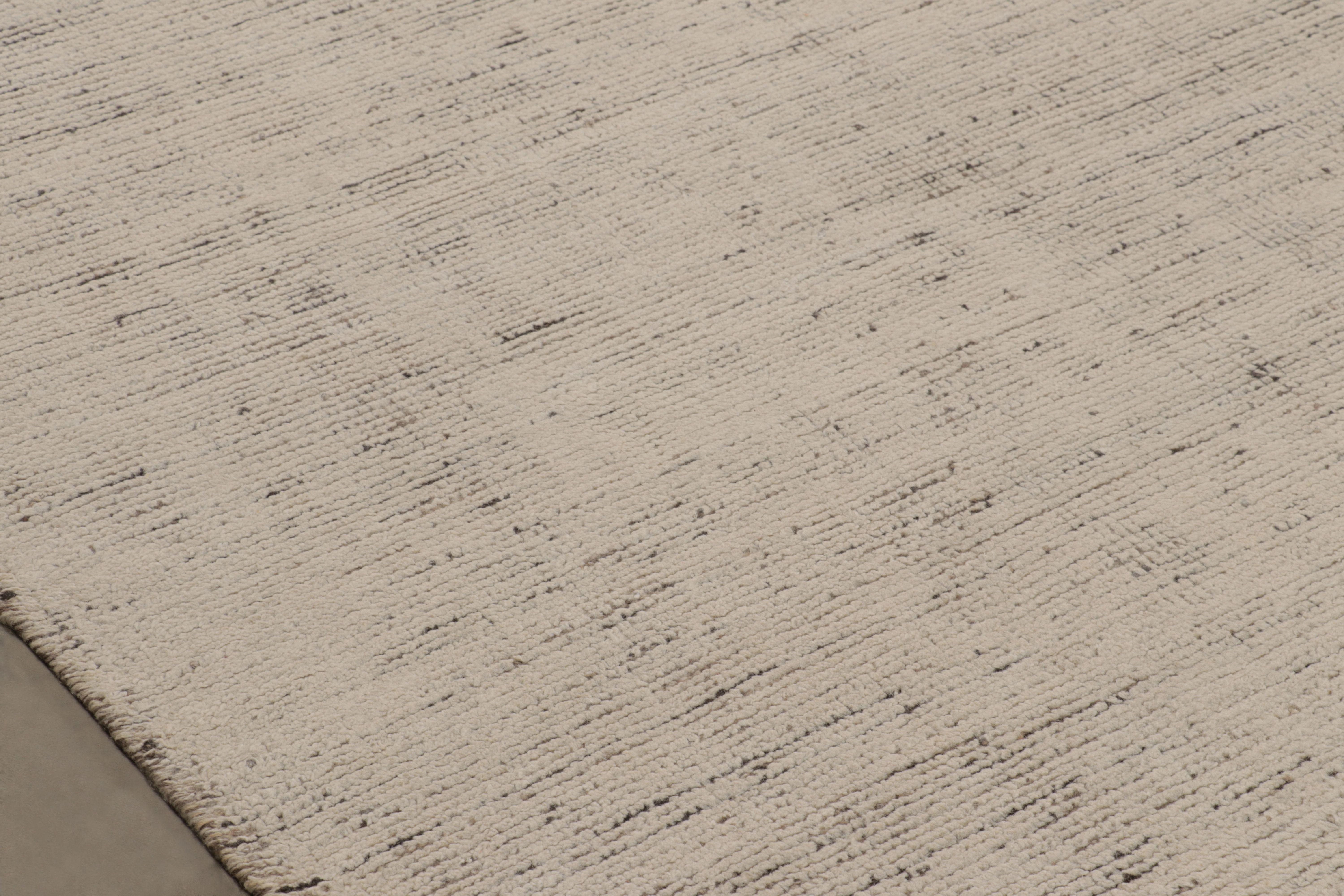 Dieser handgeknüpfte Teppich im Format 15x24 aus Wolle und Baumwolle ist eine aufregende neue Ergänzung der Textural Collection'S von Rug & Kilim. Er besticht durch seine schlichte Farbpalette und sein einzigartiges Spiel mit Streifen, hohen und