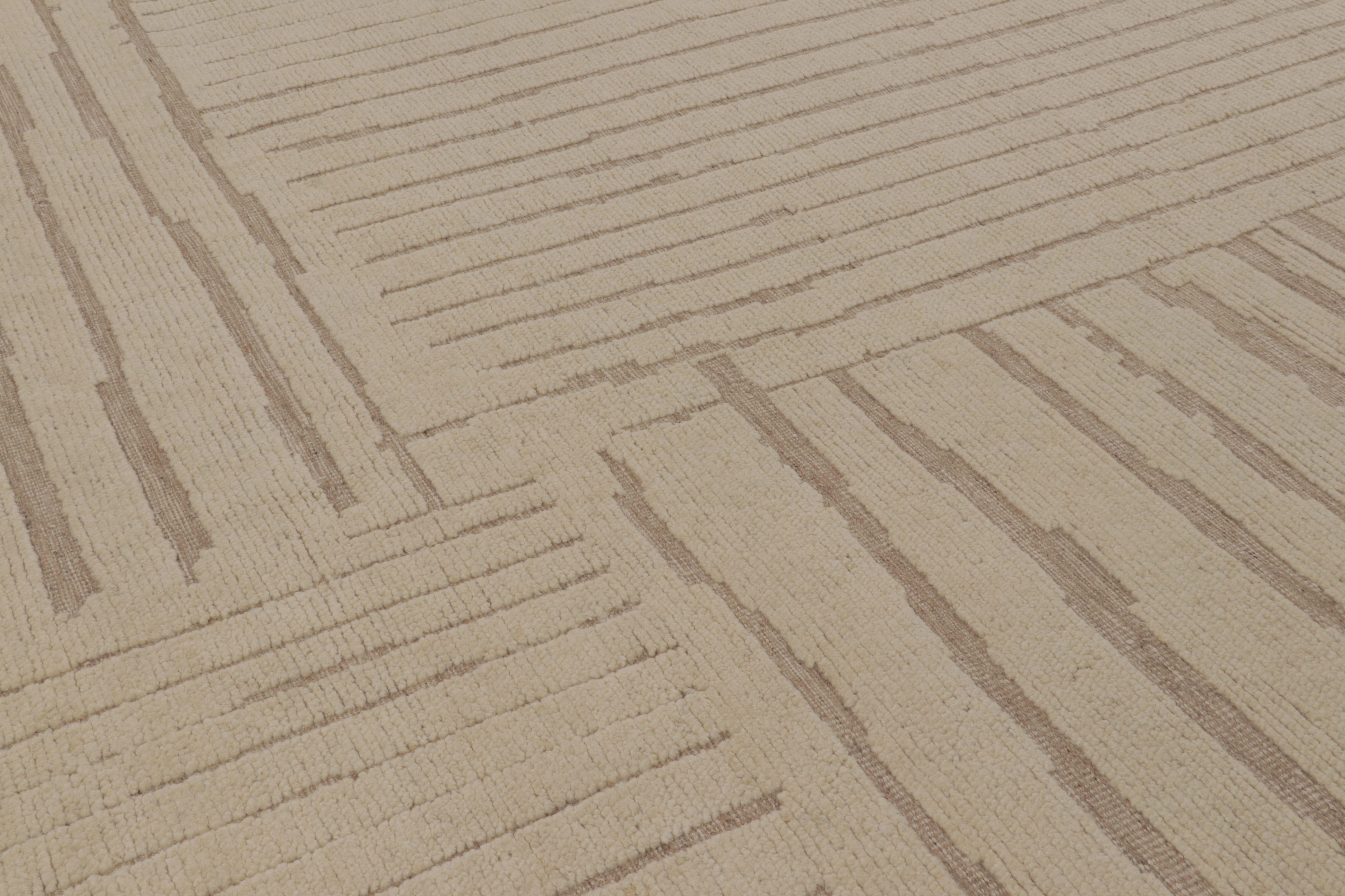 Dieser handgeknüpfte Teppich im Format 15x20 aus Wolle und Baumwolle ist eine aufregende Neuheit in der Modern Collection'S von Rug & Kilim. Er besticht durch seine schlichte Farbpalette und sein einzigartiges Spiel mit Streifen, hohen und niedrigen