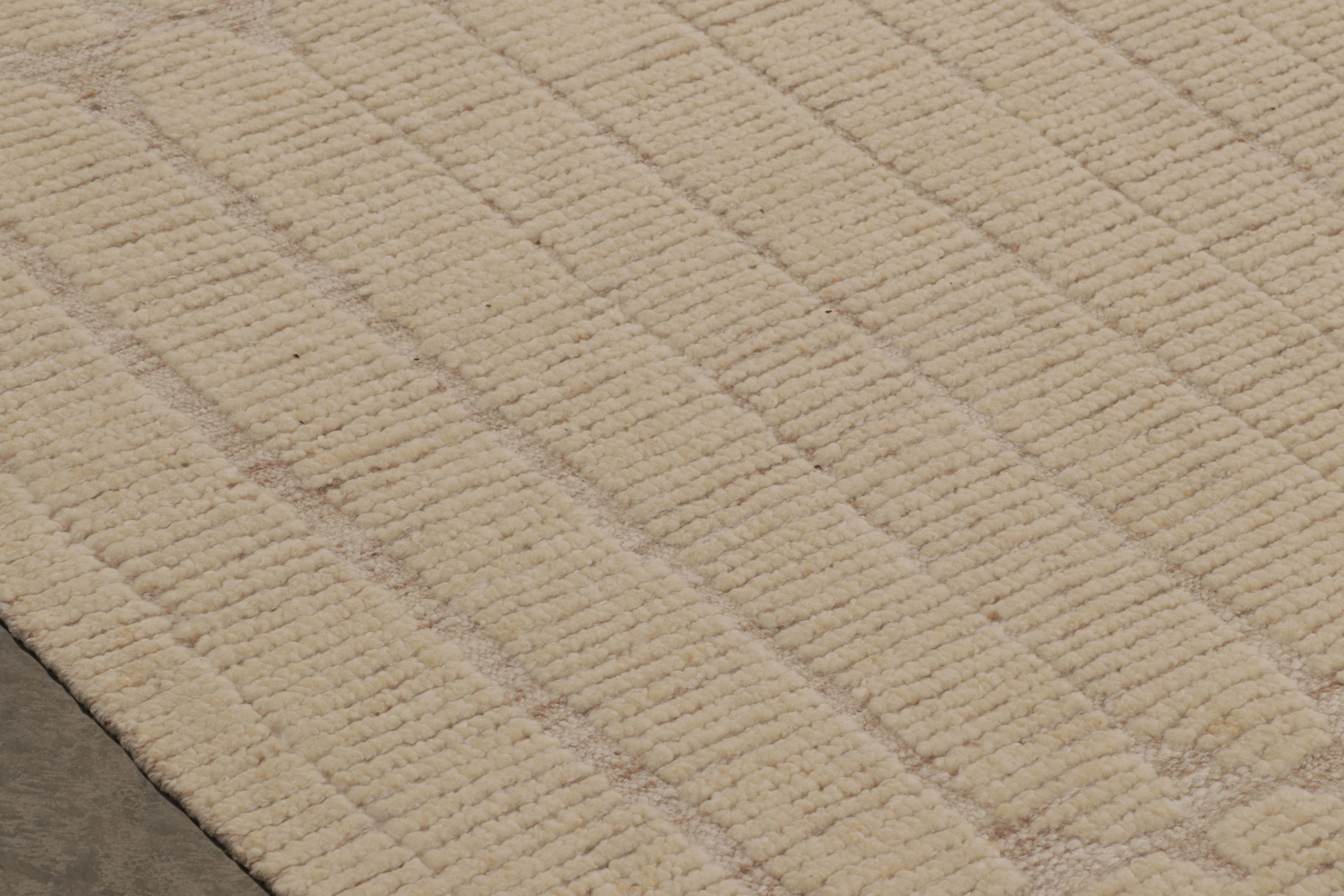 Dieser handgeknüpfte Teppich im Format 14x20 aus Wolle und Baumwolle ist eine aufregende Neuheit in der Modern Collection'S von Rug & Kilim. Er besticht durch seine schlichte Farbpalette und sein einzigartiges Spiel mit Streifen, hohen und niedrigen