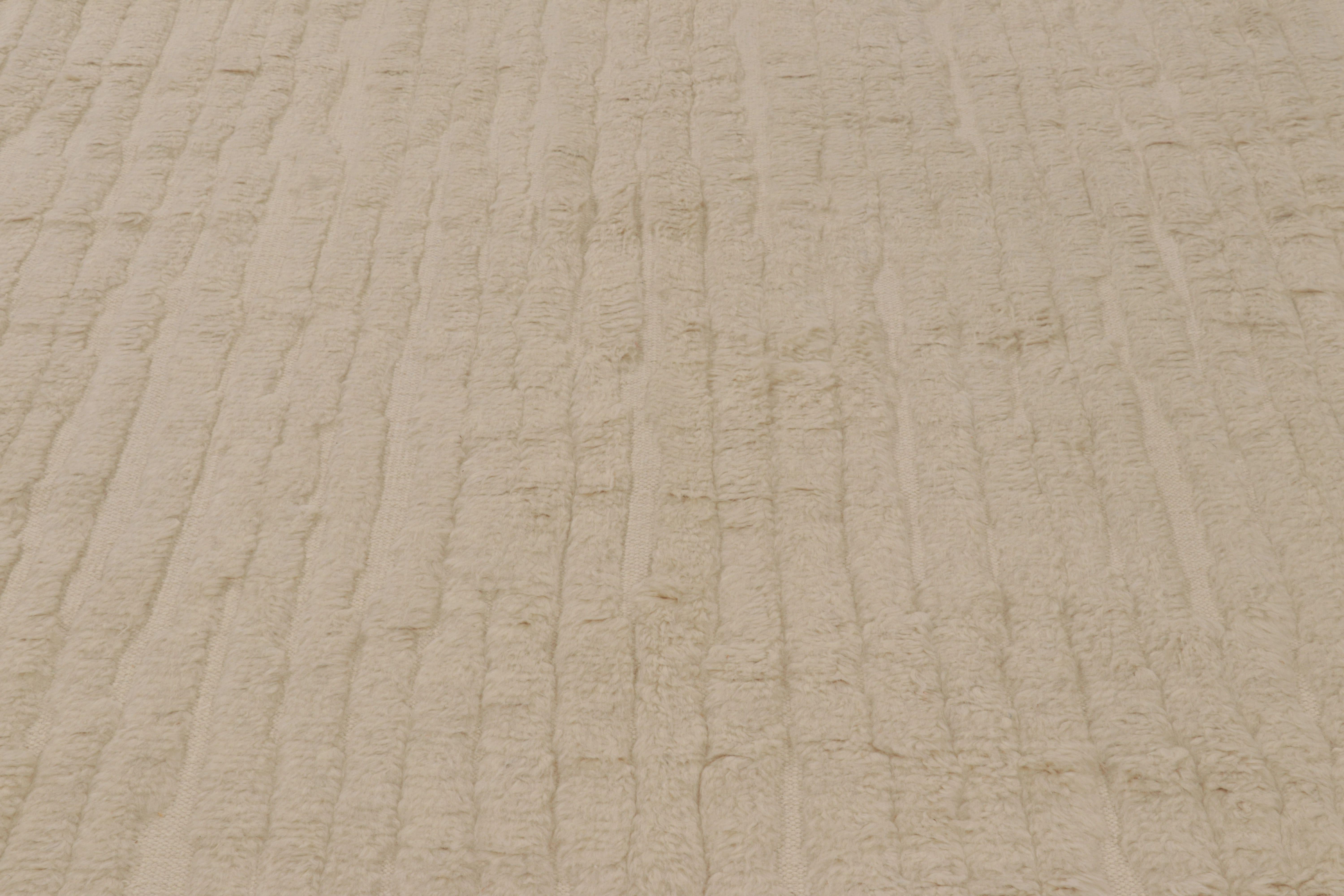 Annodato a mano in lana e cotone, questo tappeto contemporaneo oversize 12x18 è un'entusiasmante novità della collezione Modern di Rug & Kilim, con un uso impressionante di una tavolozza umile nel suo gioco unico di strisce, motivi alti e bassi e la